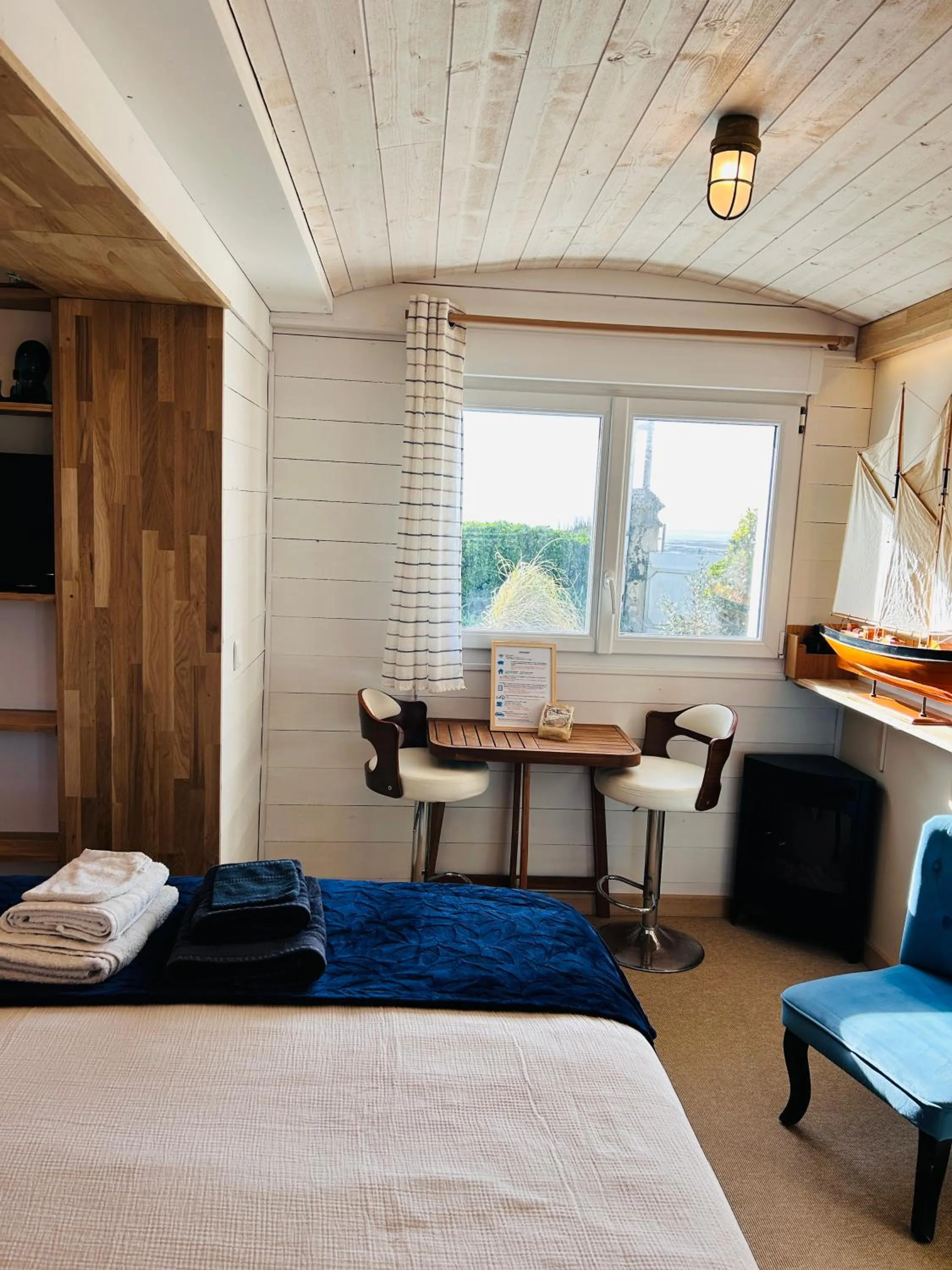 Decorative detail, Bed in "La Cabine" côté mer et côté jardin à la VILLA PLEIN VENT