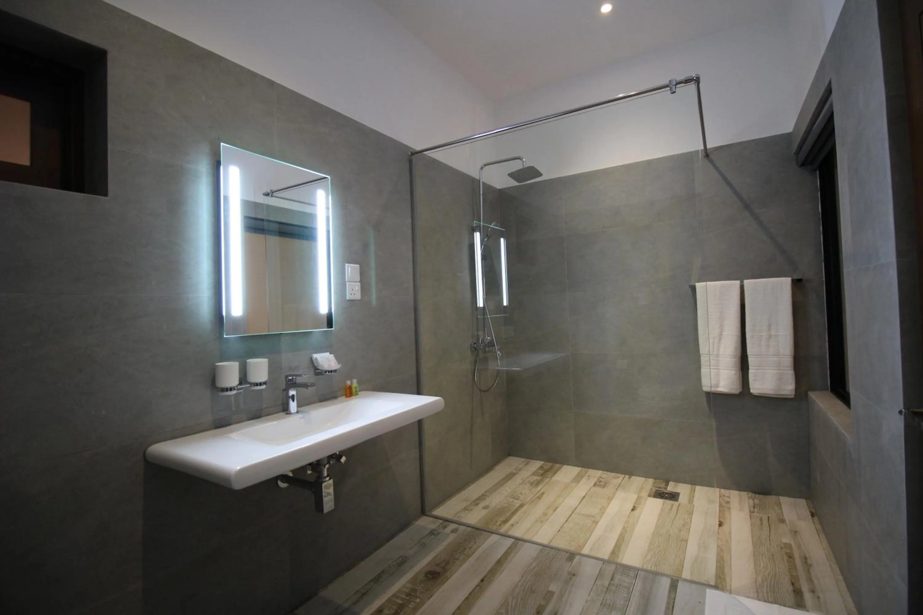 Shower in Hotel Refresh Blue