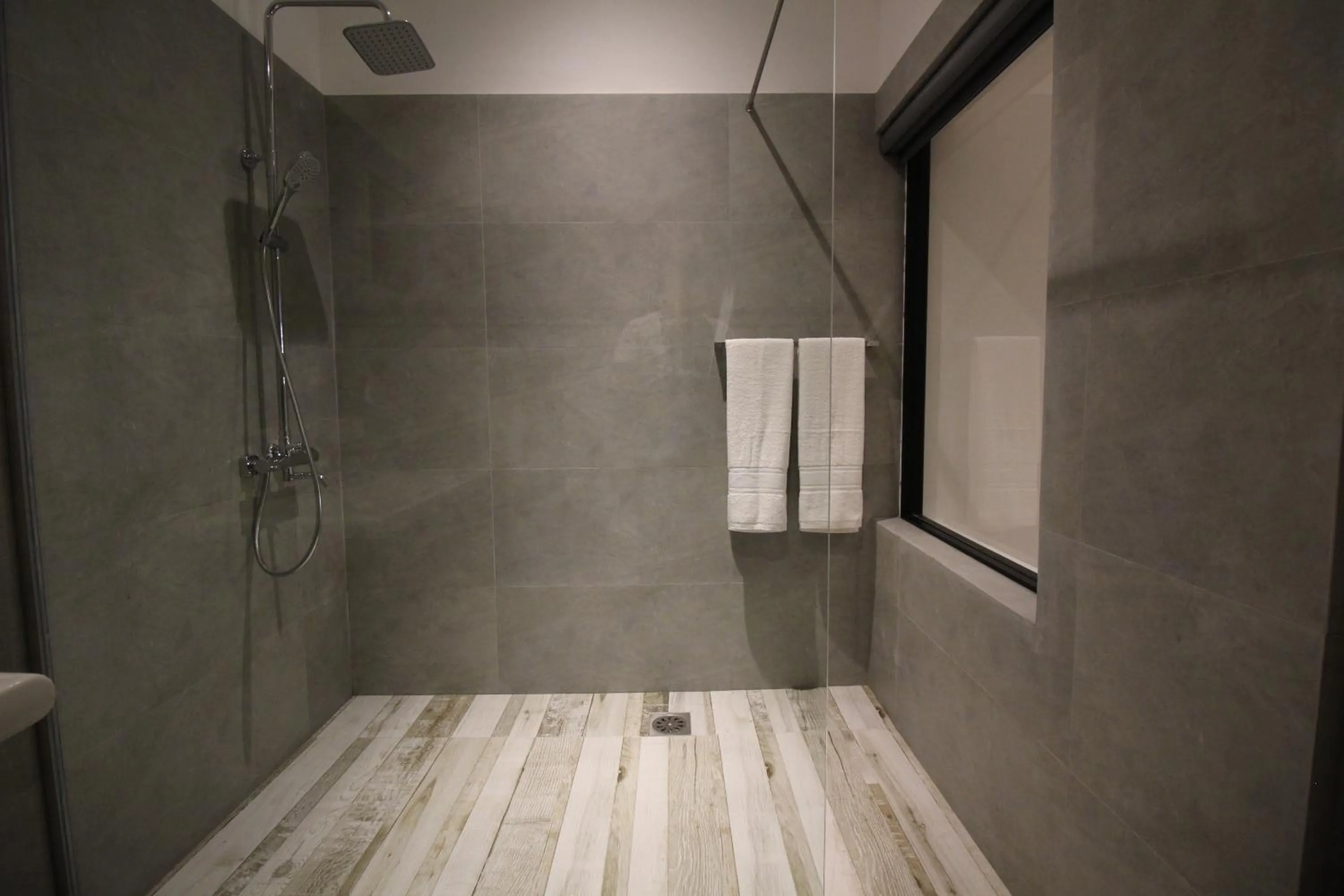 Shower in Hotel Refresh Blue