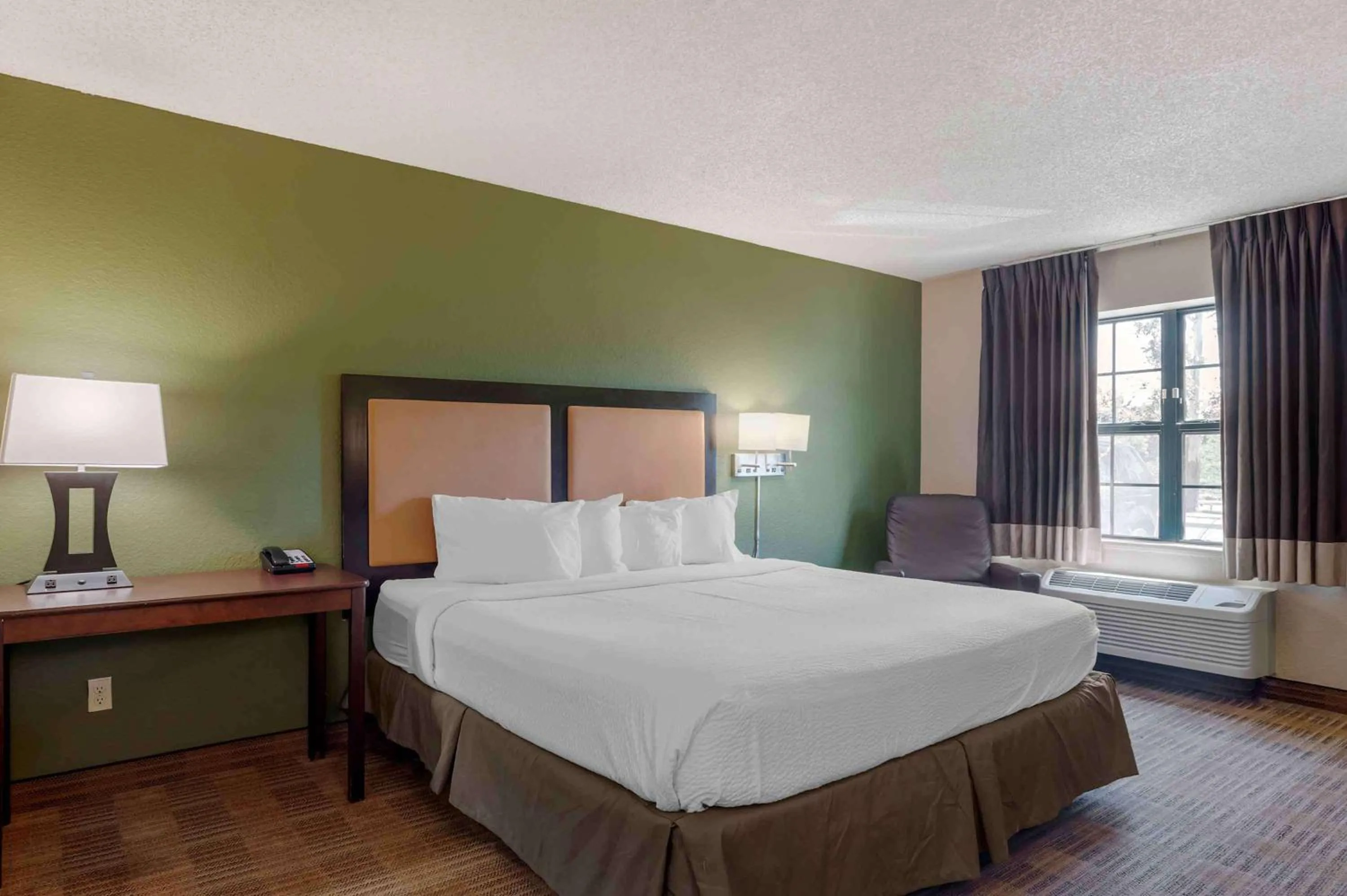 Bedroom, Bed in Extended Stay America Suites - Orange County - Lake Forest