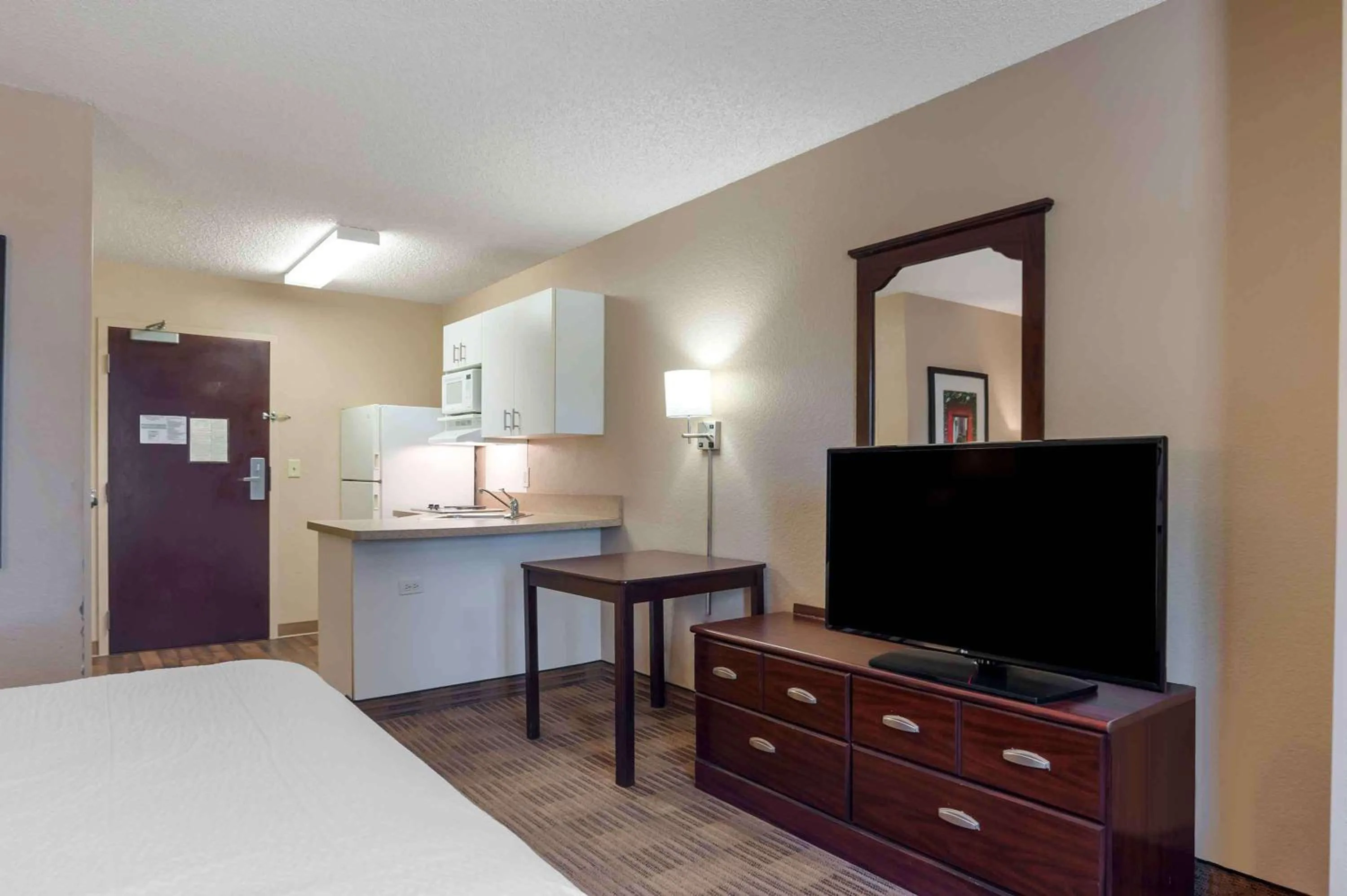 Bedroom, Bed in Extended Stay America Suites - Orange County - Lake Forest