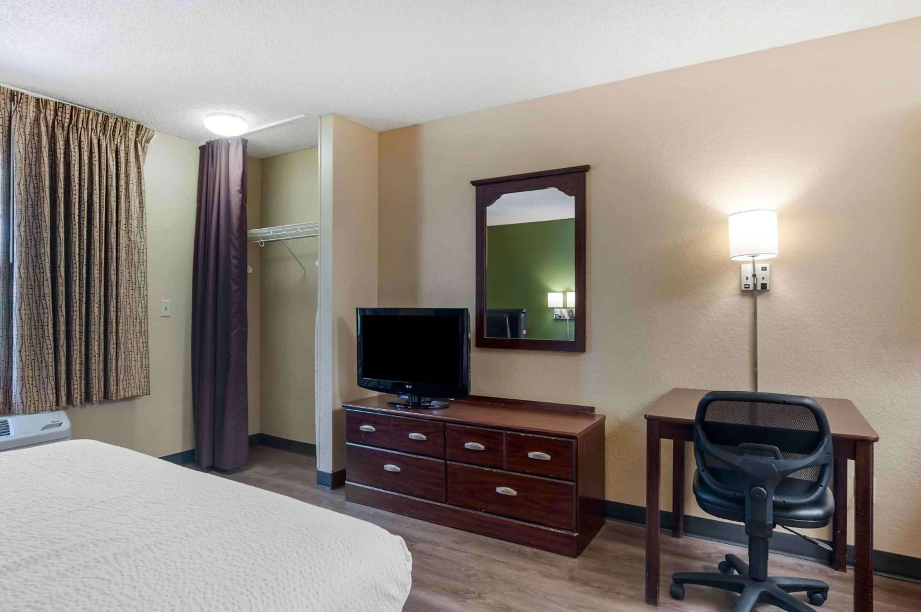 Bedroom, Bed in Extended Stay America Suites - Orange County - Lake Forest