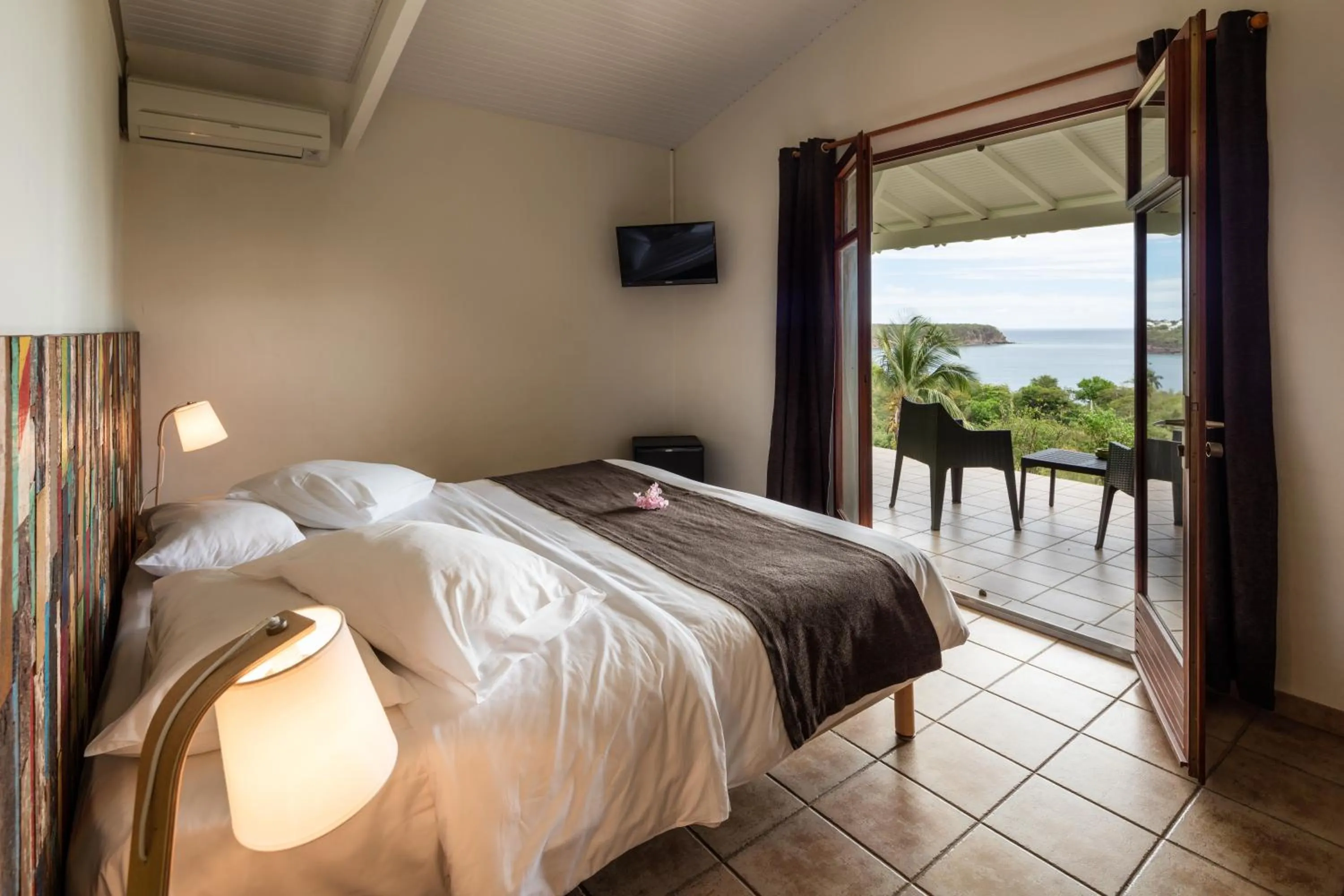 Photo of the whole room, Bed in Le Rayon Vert - Hôtel & Restaurant VUE SUR MER