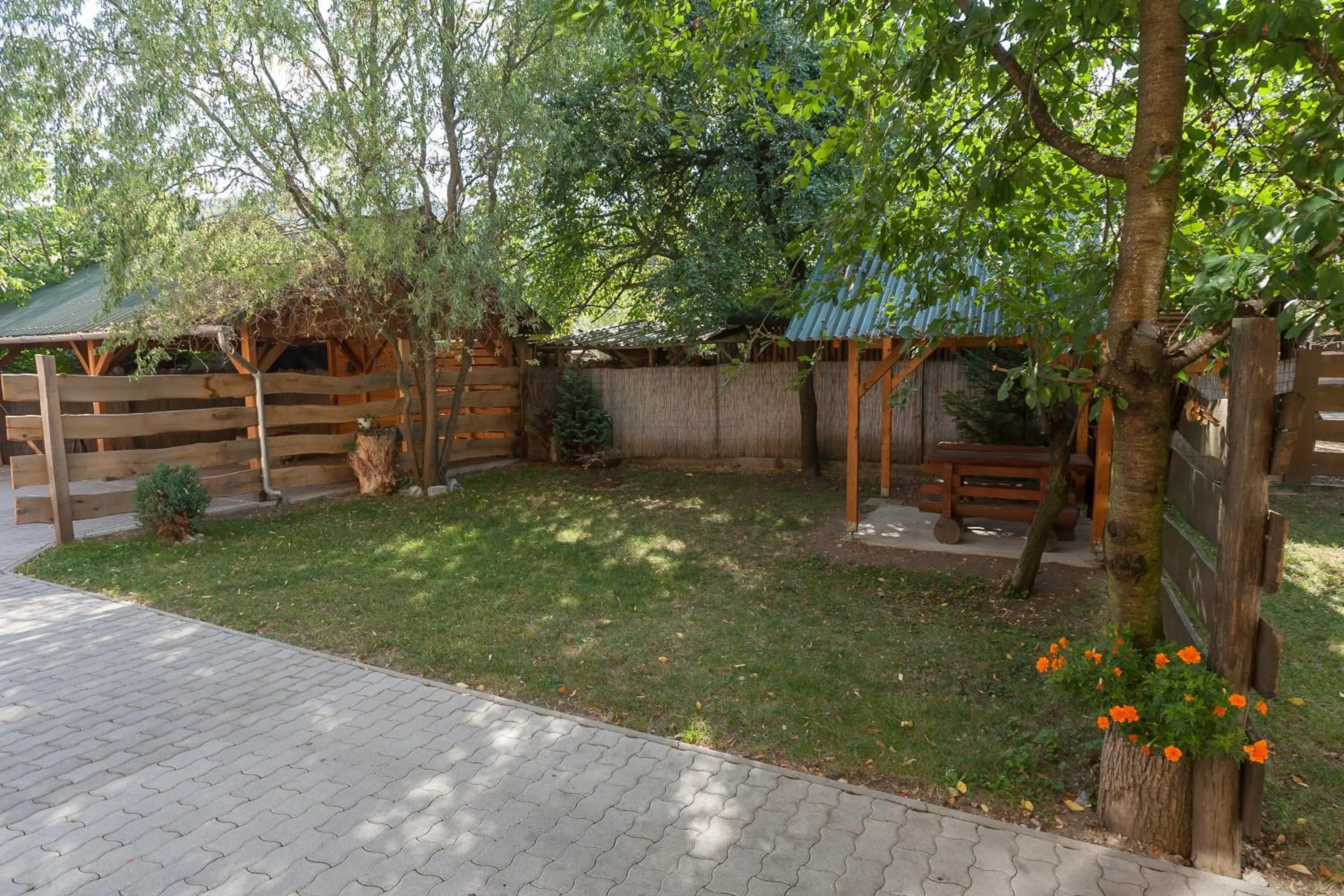Garden in Páratlan Apartmanház