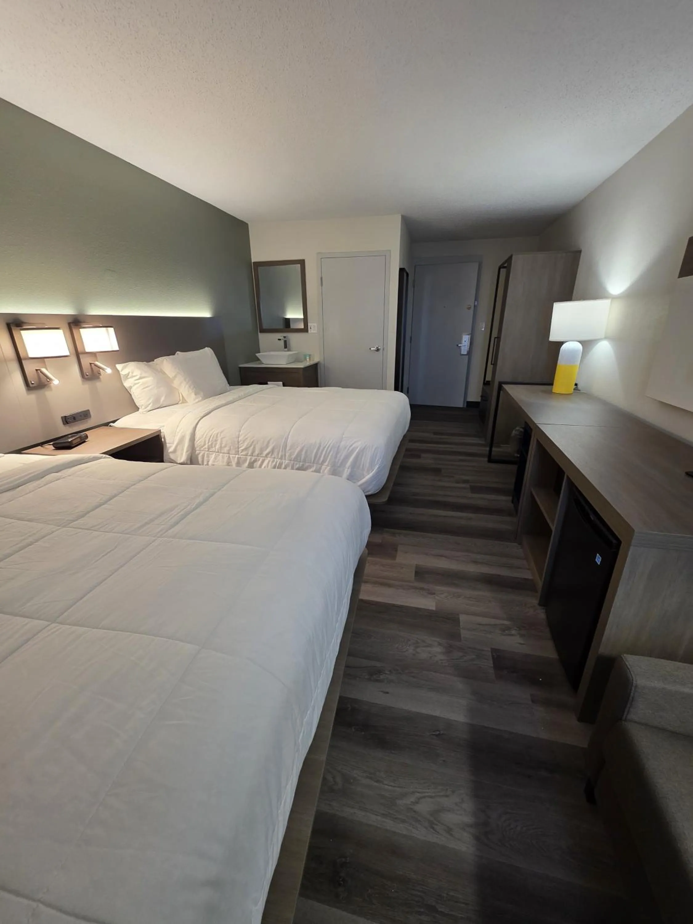 Photo of the whole room, Bed in Dakota Inn