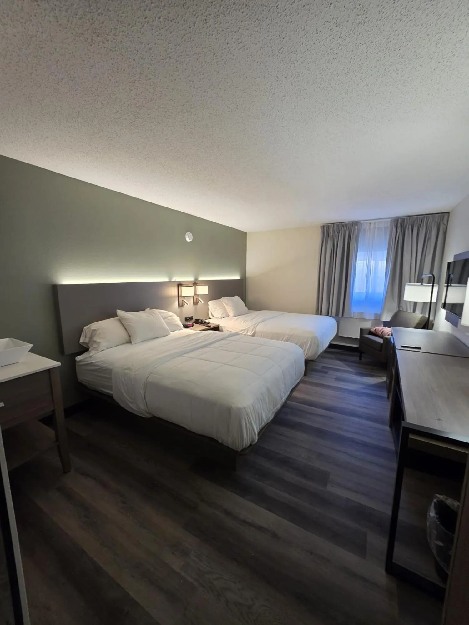 Photo of the whole room, Bed in Dakota Inn