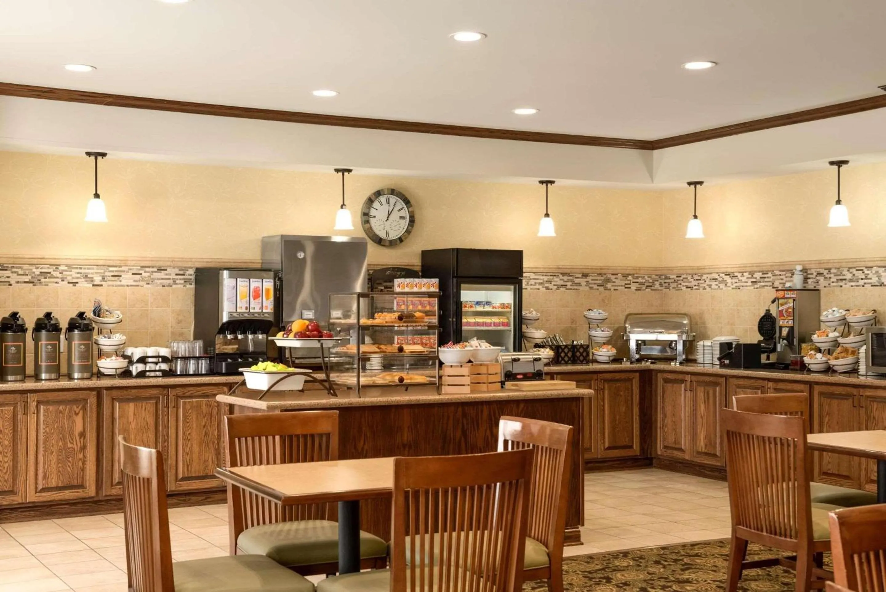 Breakfast in Country Inn & Suites by Radisson, Minot, ND