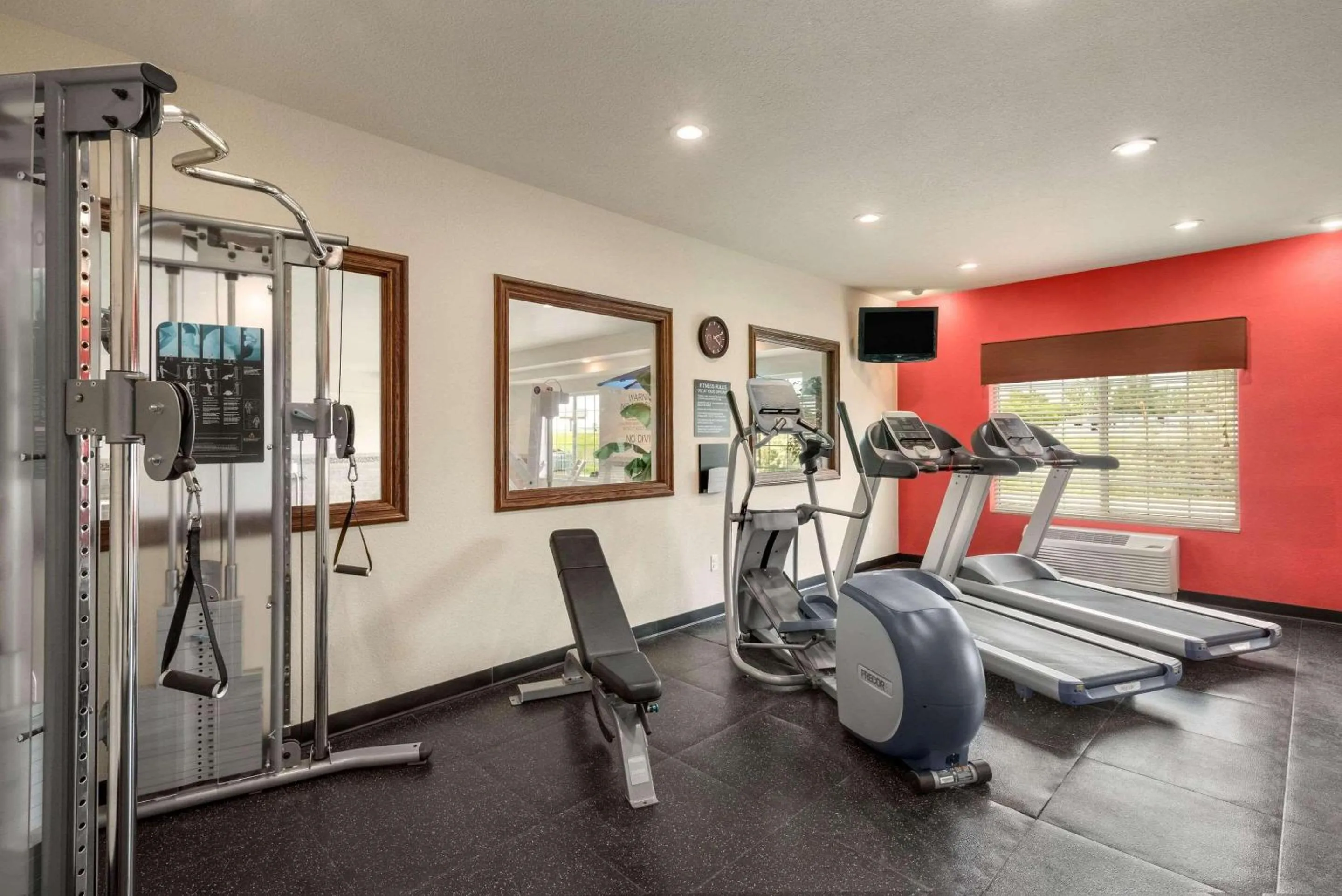 Fitness centre/facilities in Country Inn & Suites by Radisson, Minot, ND