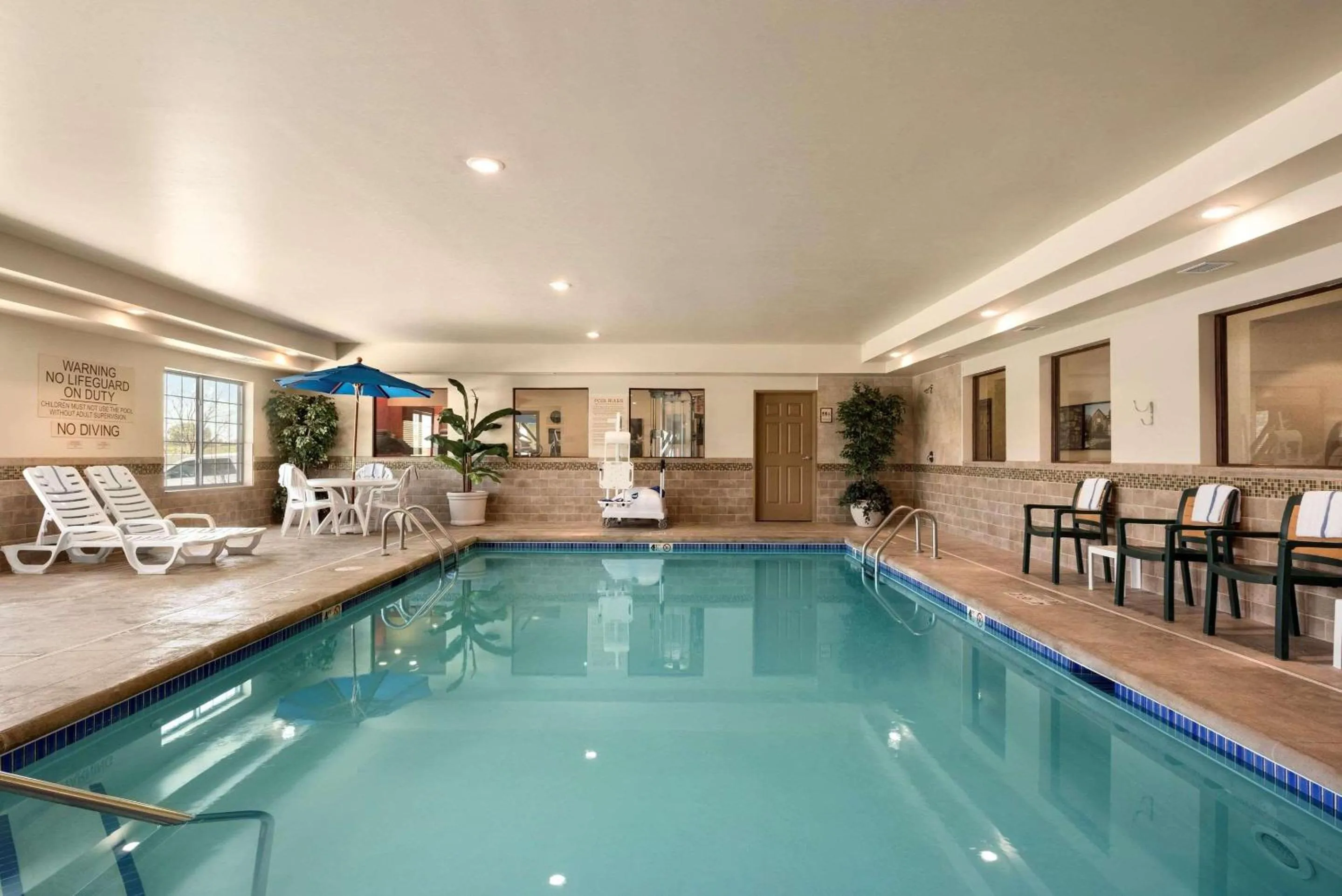 Swimming pool in Country Inn & Suites by Radisson, Minot, ND