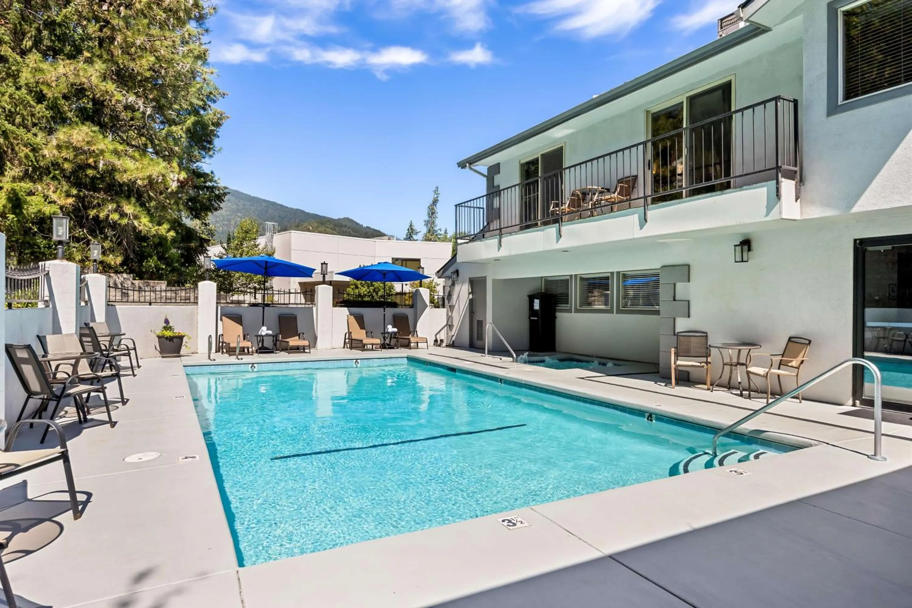 Pool view in Best Western Inn at the Rogue