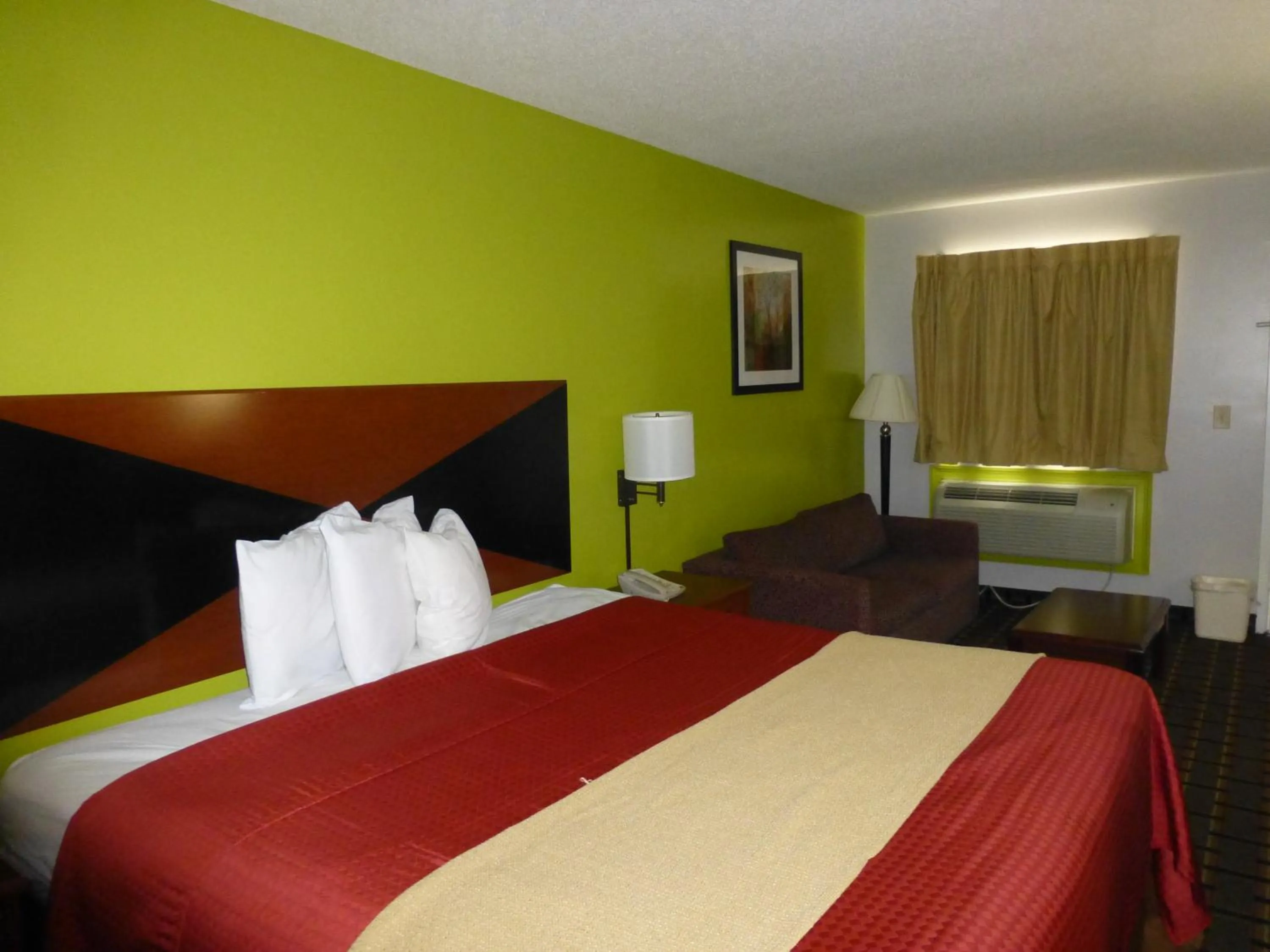 Bed in Coach Inn - Summerville