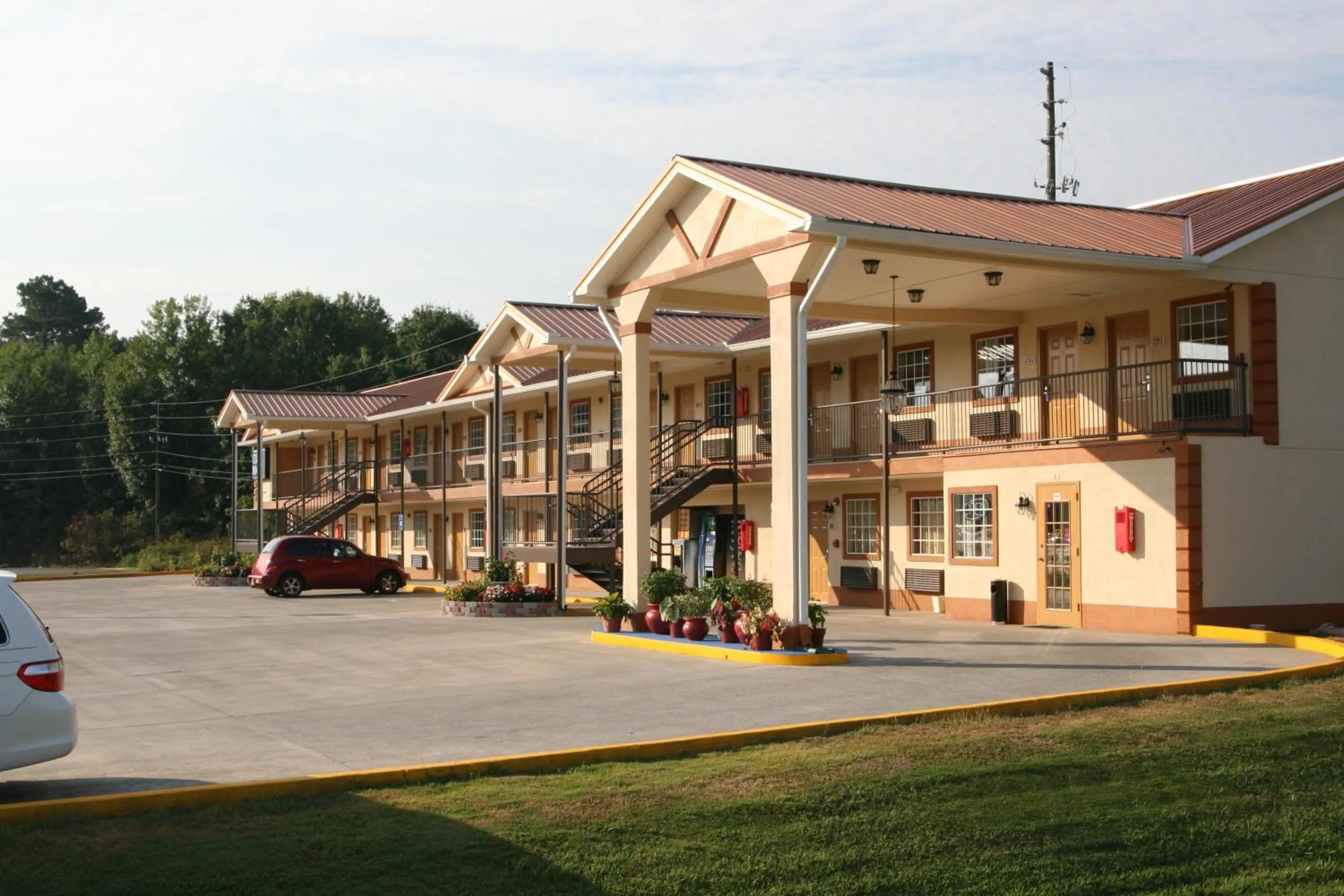 Property building in Coach Inn - Summerville