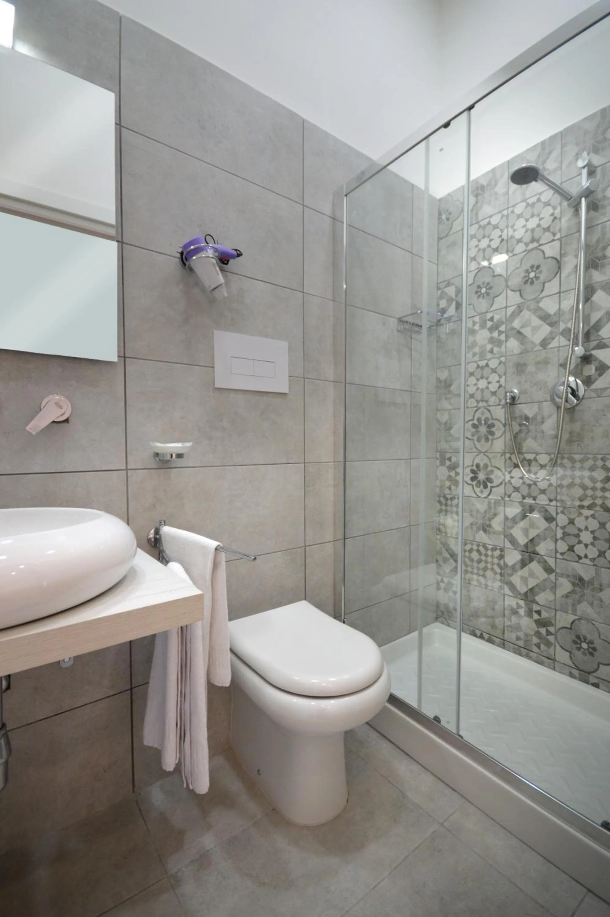 Shower in B&BCentral Station Napoli