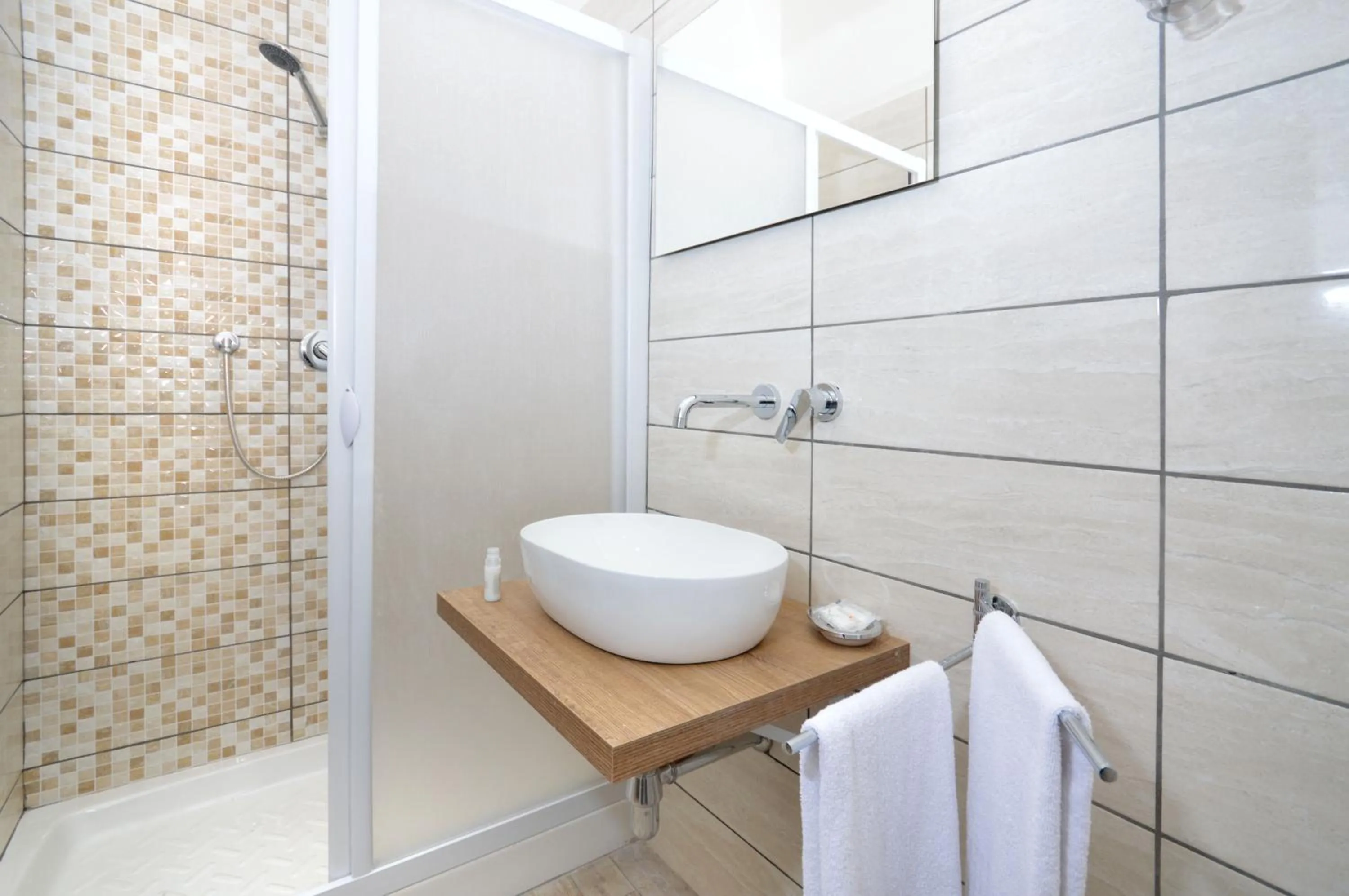 Shower in B&BCentral Station Napoli