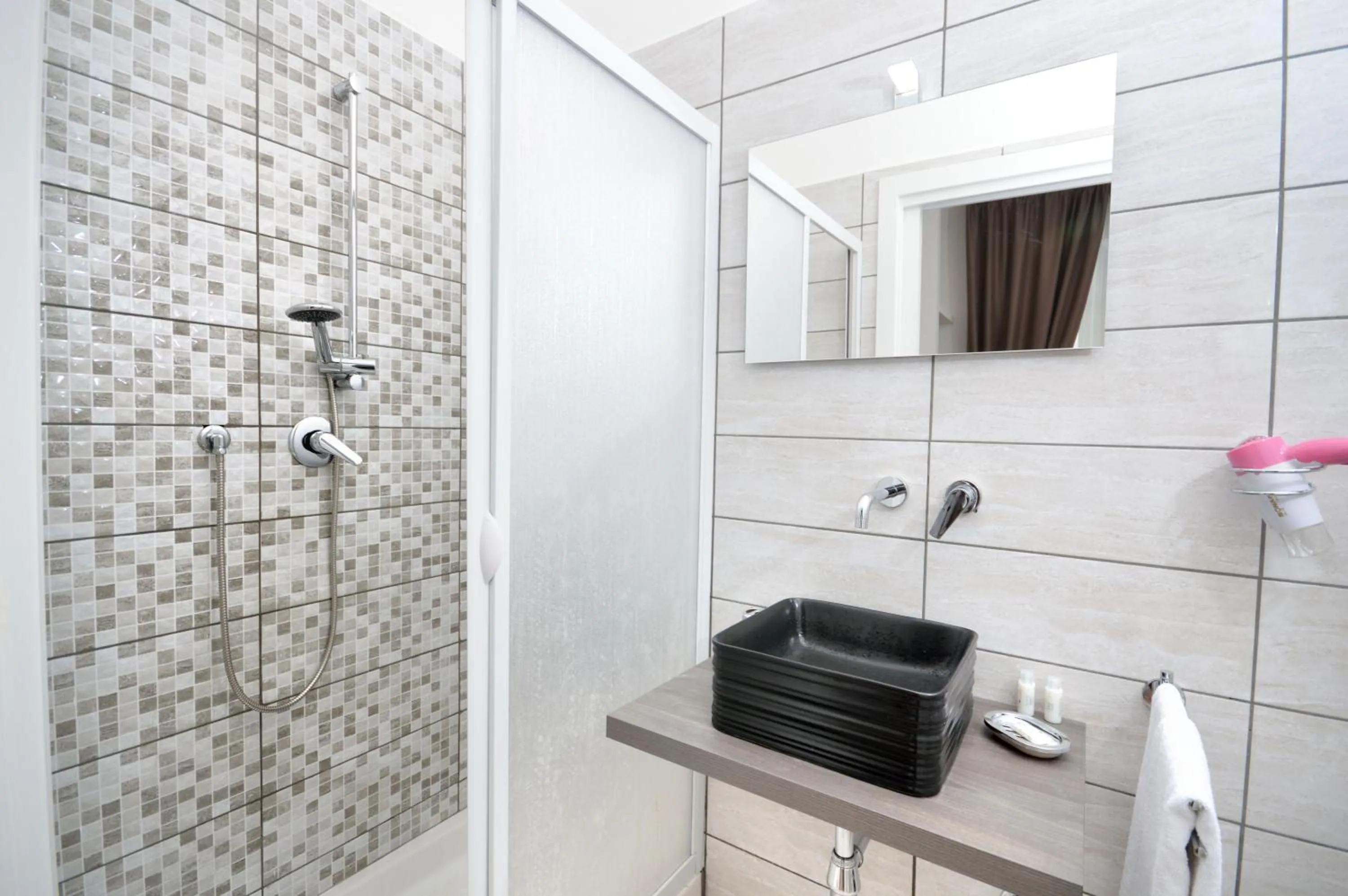 Shower in B&BCentral Station Napoli