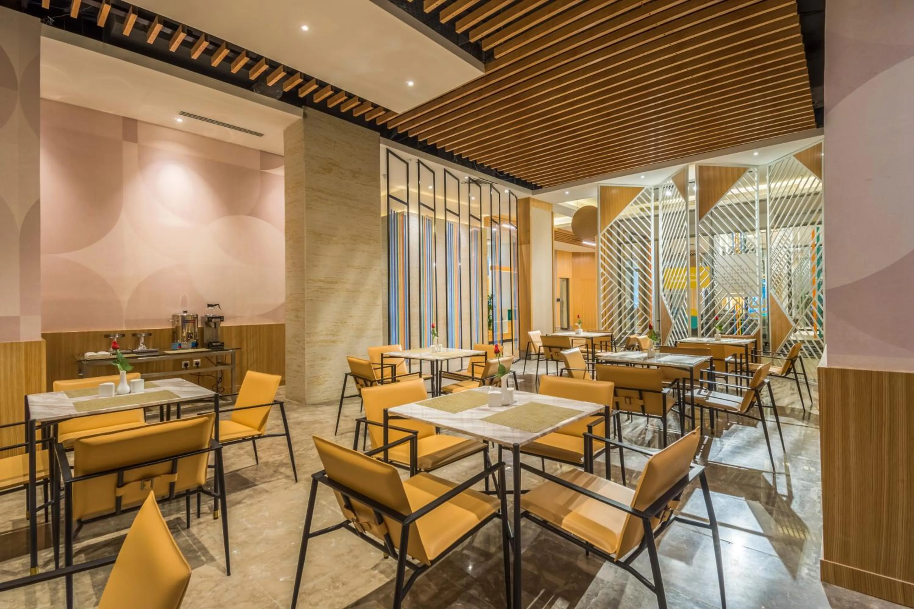 Restaurant/places to eat in Ewaa Express Hotel - Al Olaya