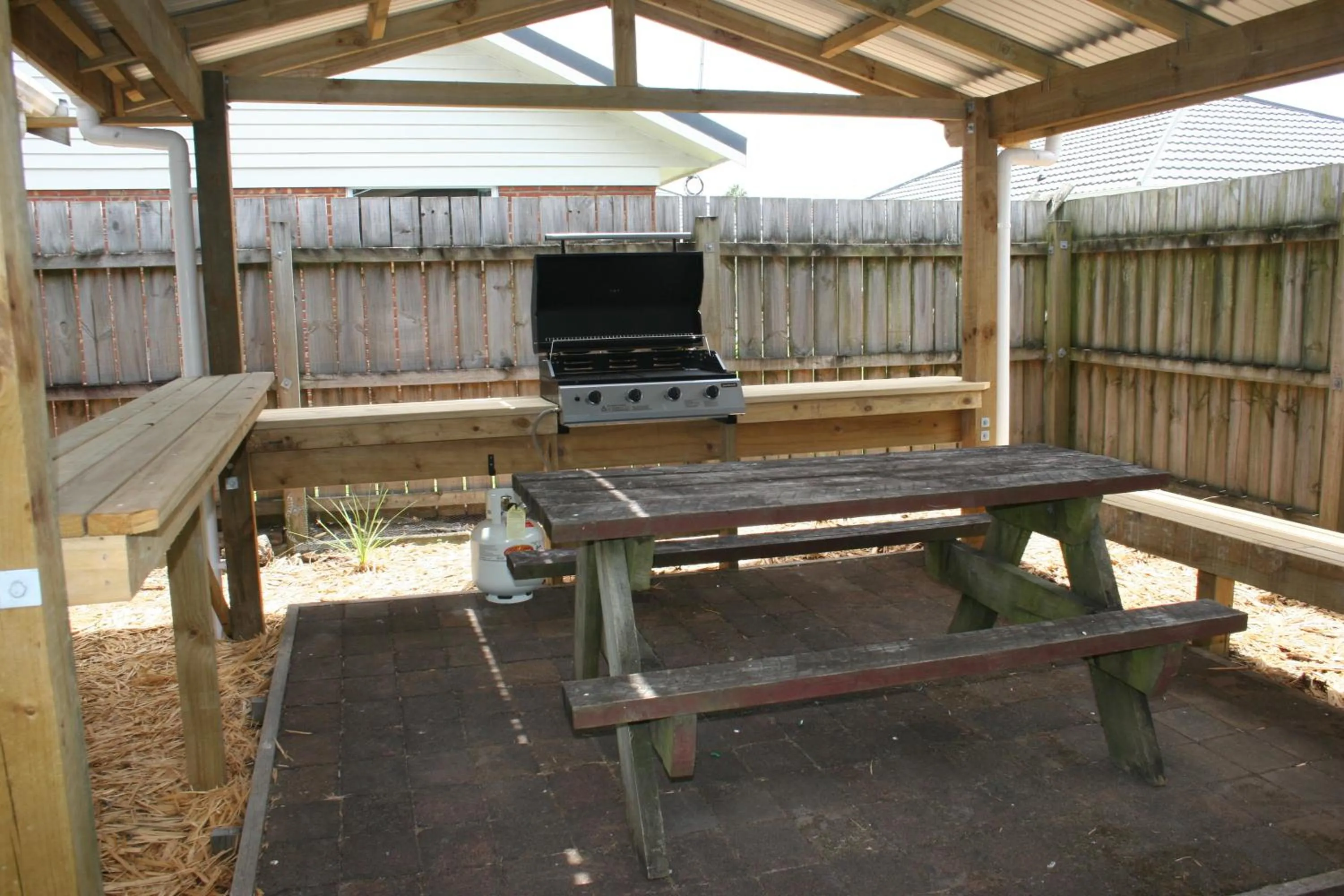 BBQ facilities in Burgundy Rose Motel