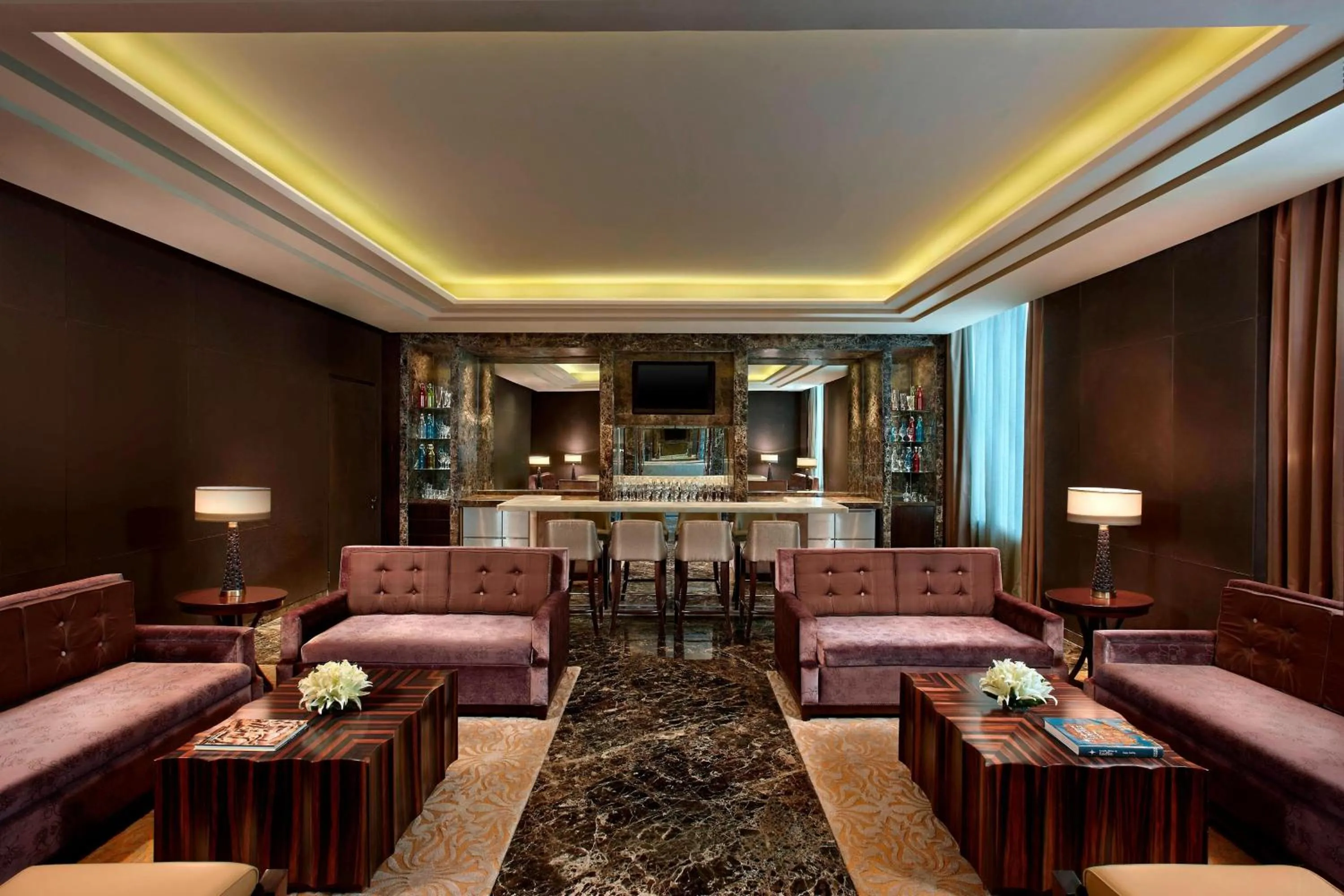 Lounge or bar in ITC Grand Chola, a Luxury Collection Hotel, Chennai
