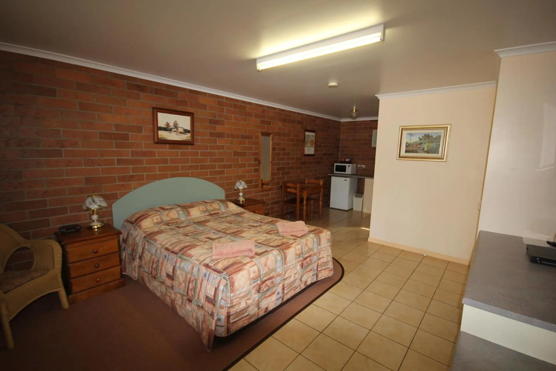 Bed in Rubyvale Motel & Holiday Units - An Adults Only Getaway