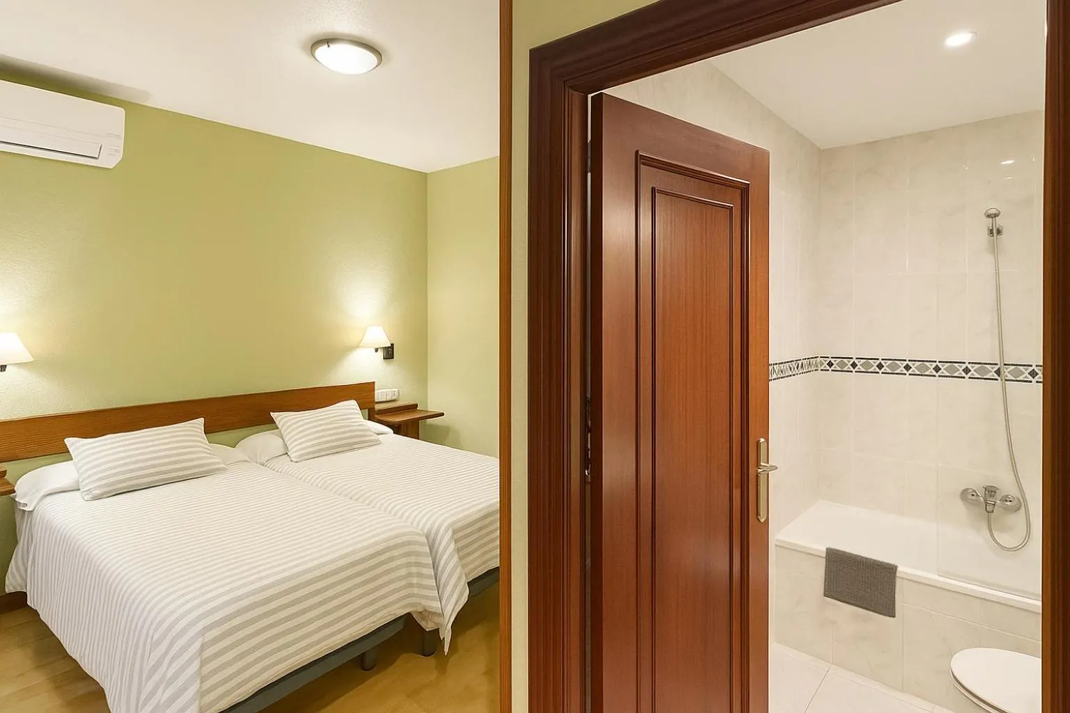 Bed in Hostal Concejo