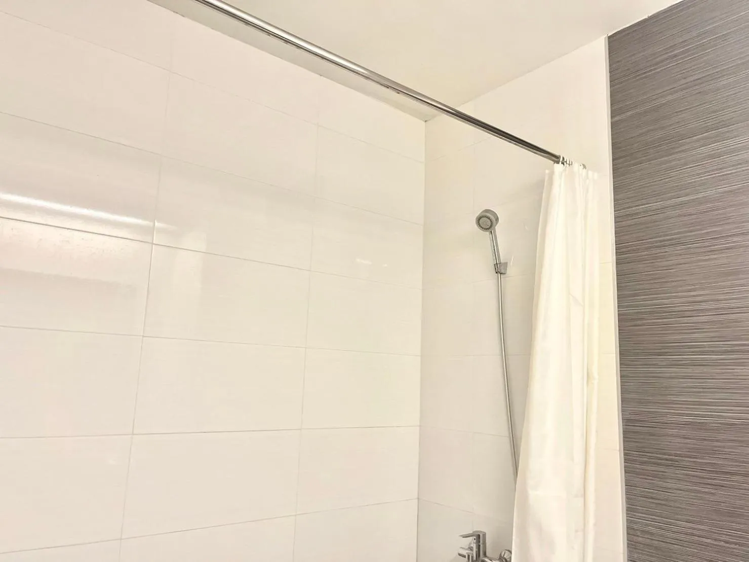 Shower in Crystal Suites Suvarnbhumi Airport