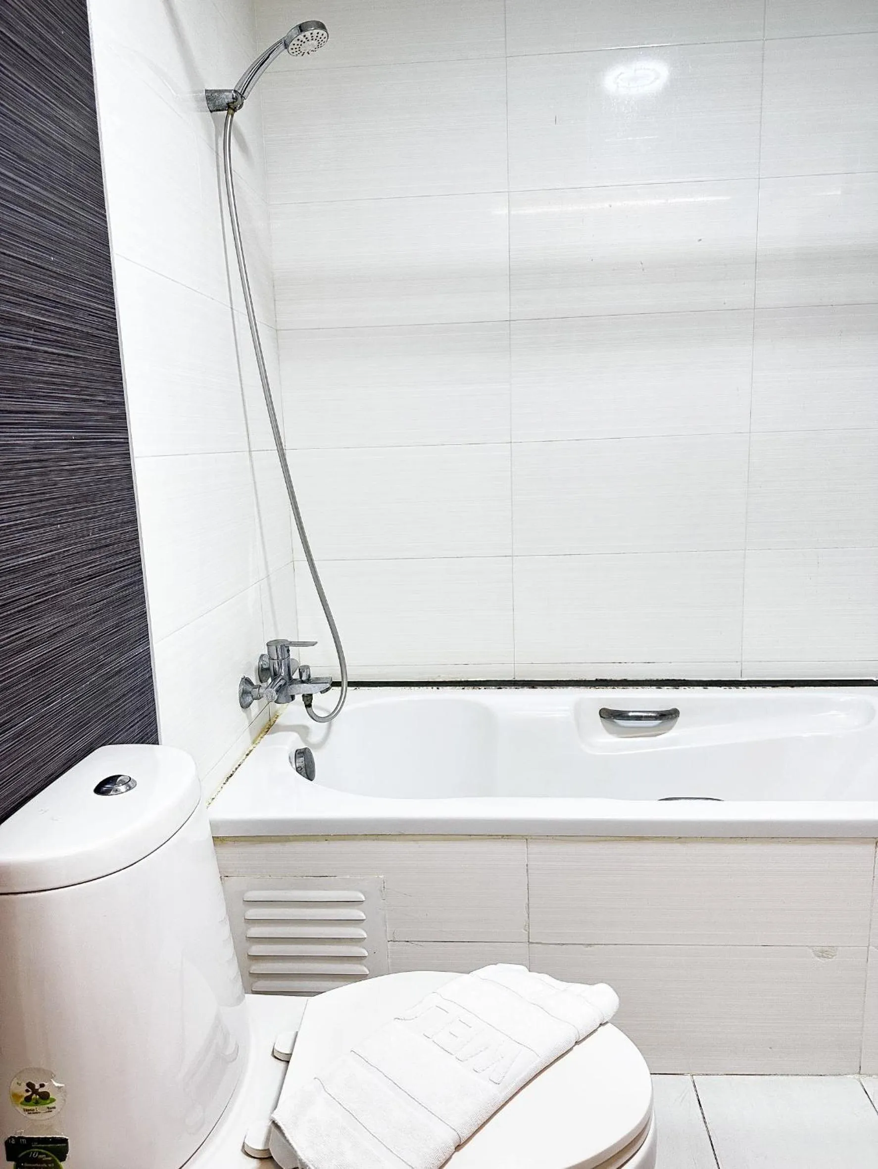 Bath in Crystal Suites Suvarnbhumi Airport