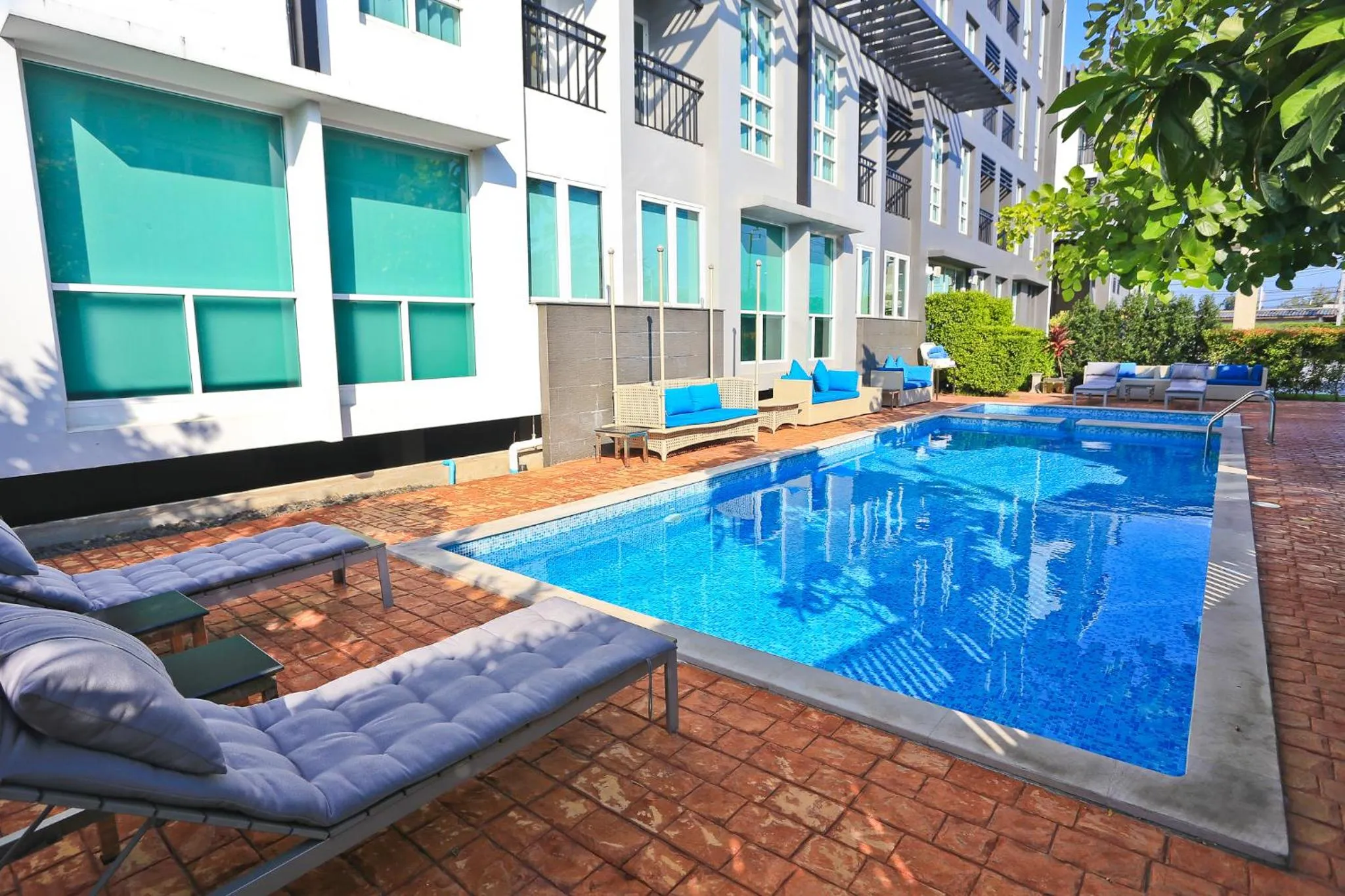Swimming pool in Crystal Suites Suvarnbhumi Airport