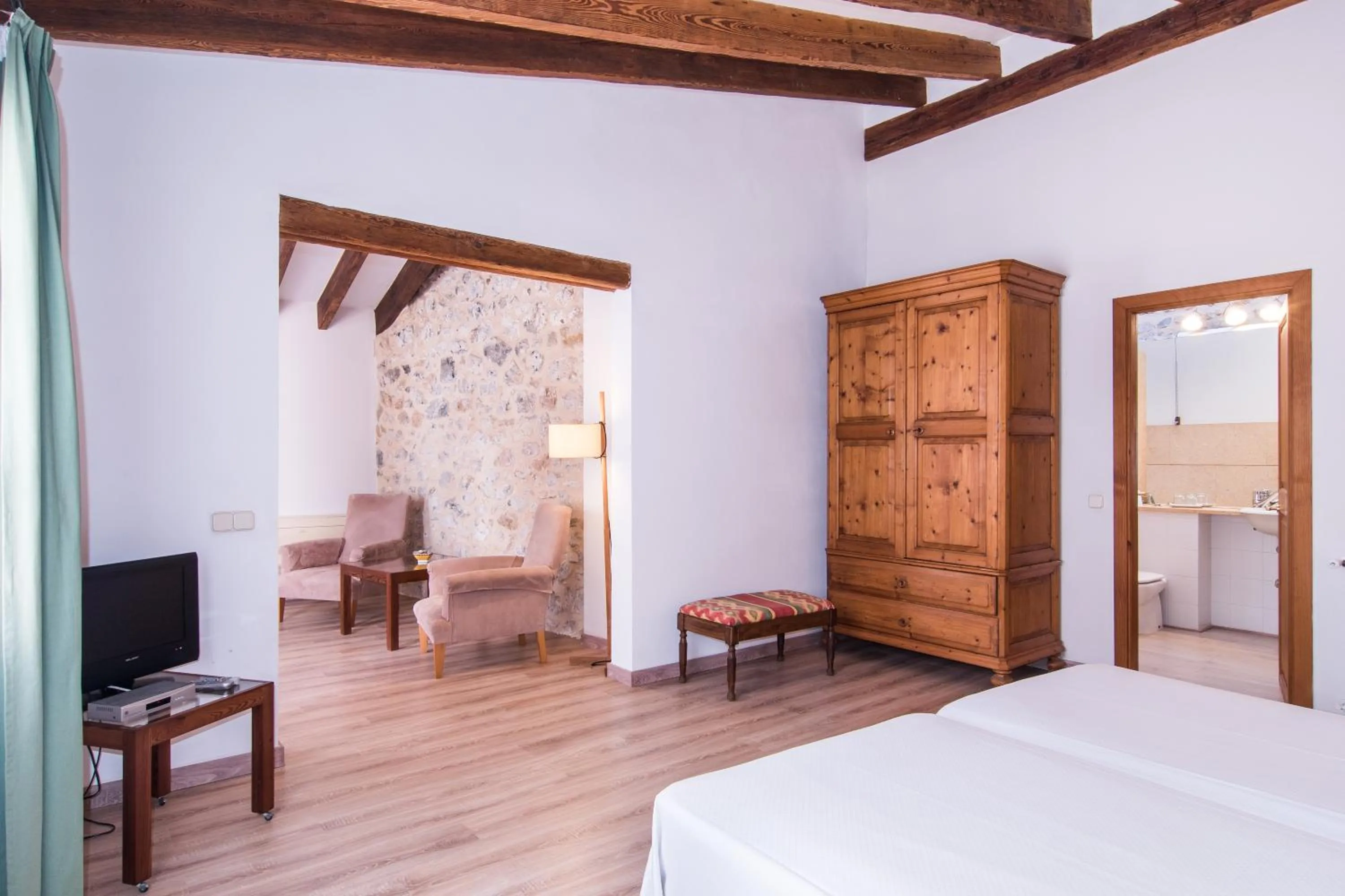 Photo of the whole room, Bed in Hotel Can Moragues