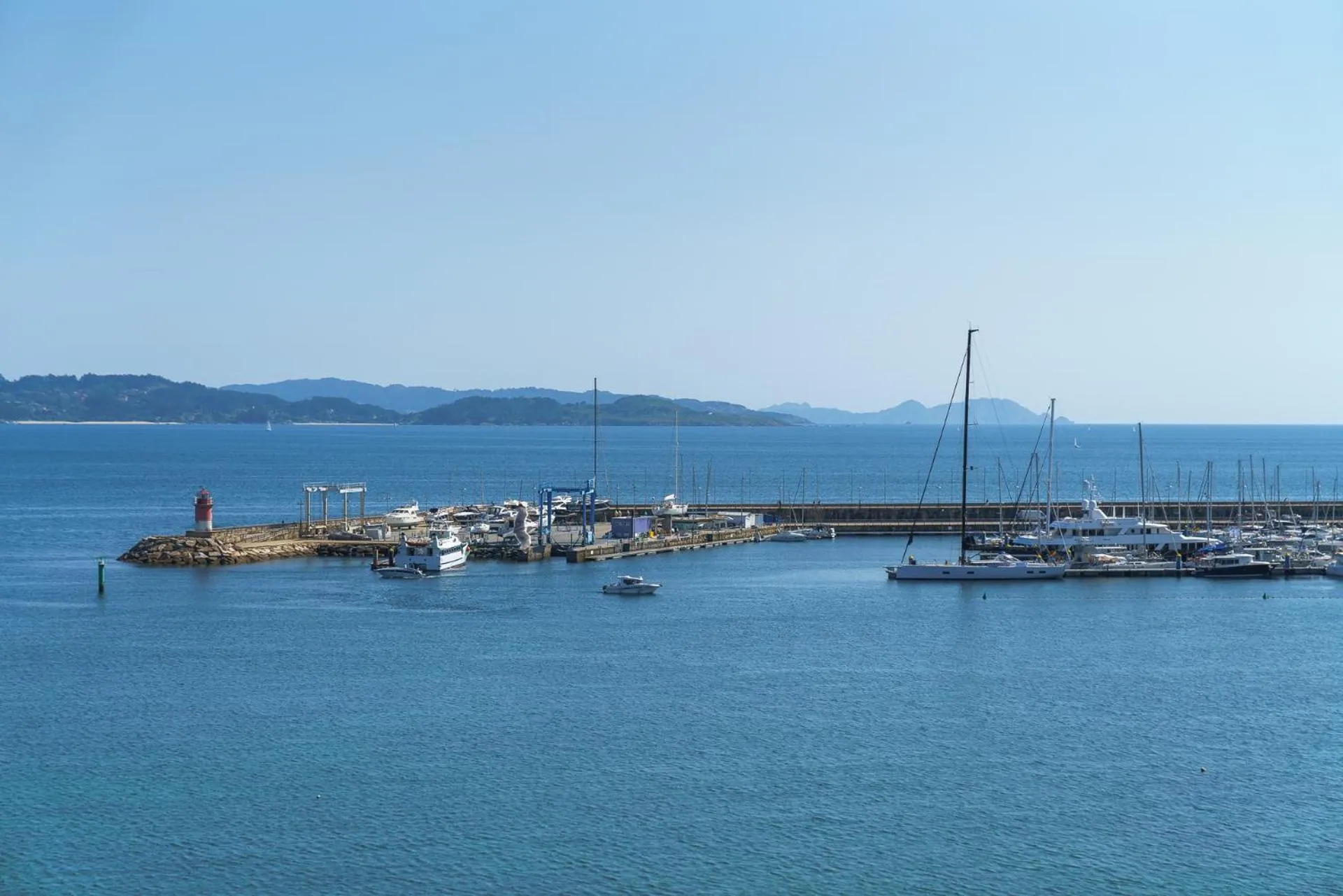 Nearby landmark in Hotel El Puente