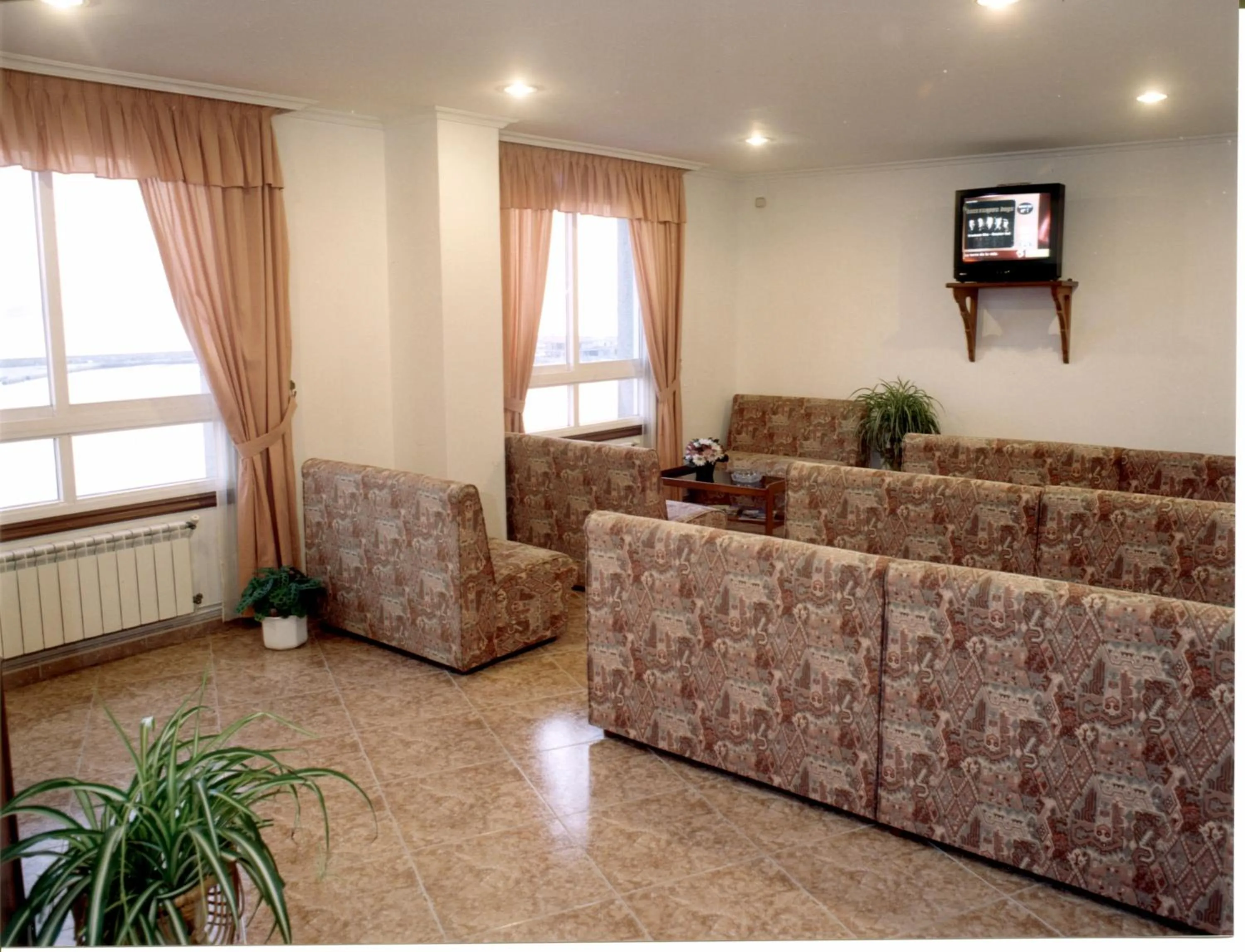 Communal lounge/ TV room in Hotel El Puente