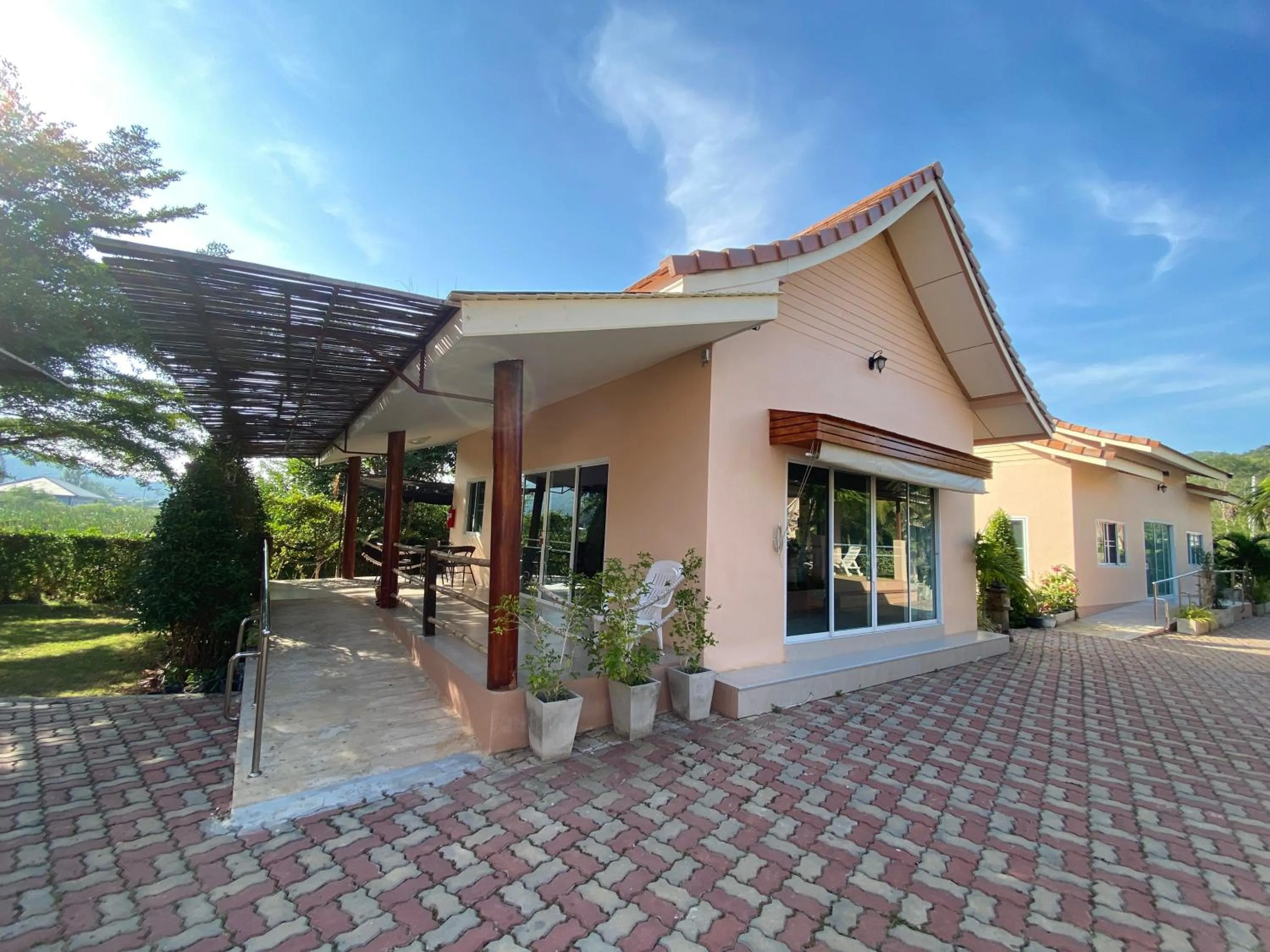 Property building in Chang Noi Hua Hin Pranburi fully accessible barrierefrei resort