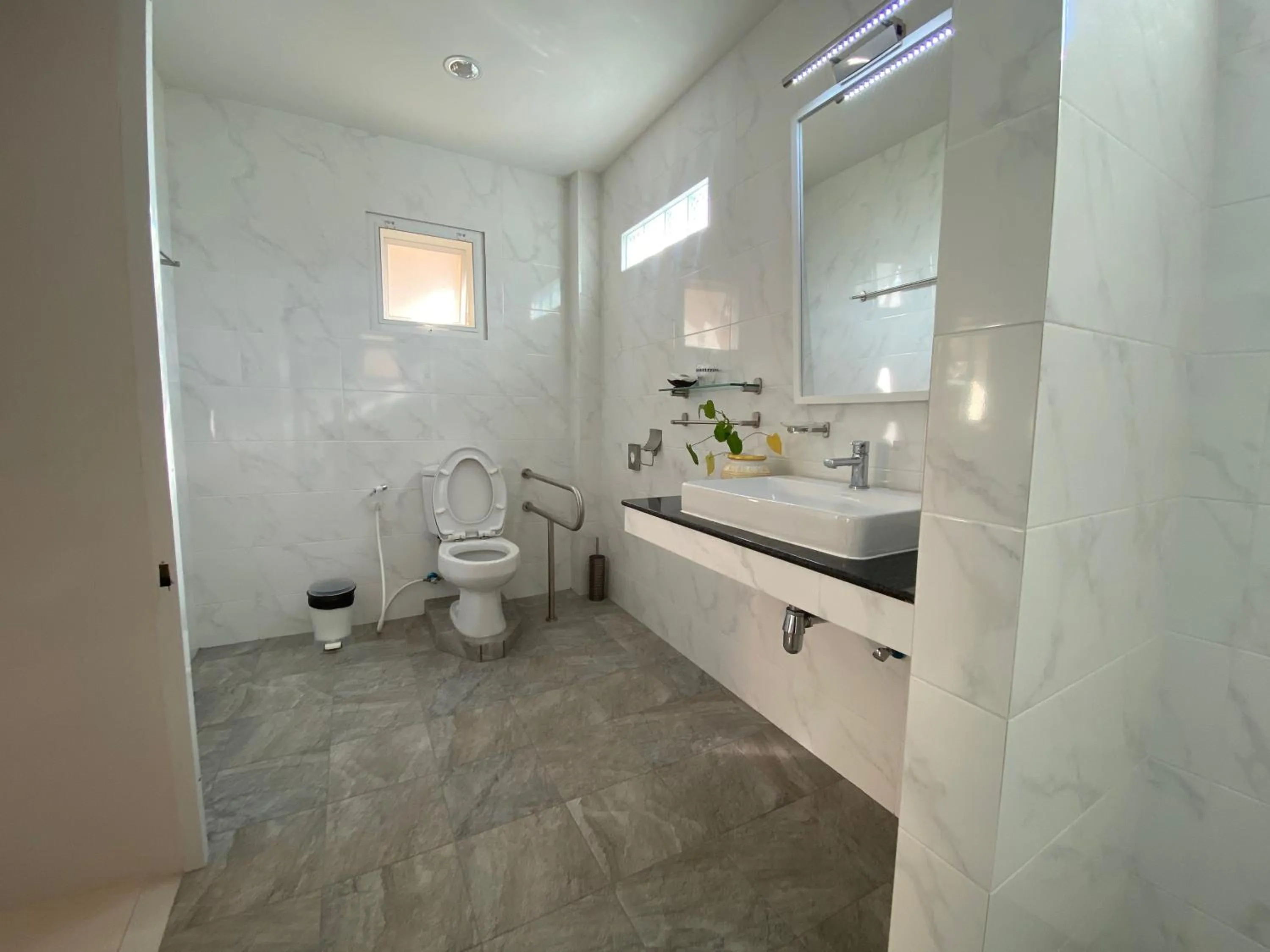 Toilet in Chang Noi Hua Hin Pranburi fully accessible barrierefrei resort