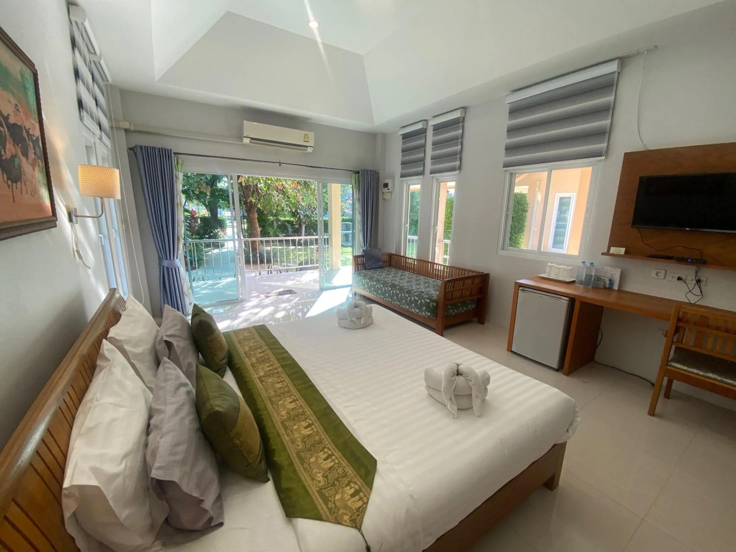 Photo of the whole room, Bed in Chang Noi Hua Hin Pranburi fully accessible barrierefrei resort