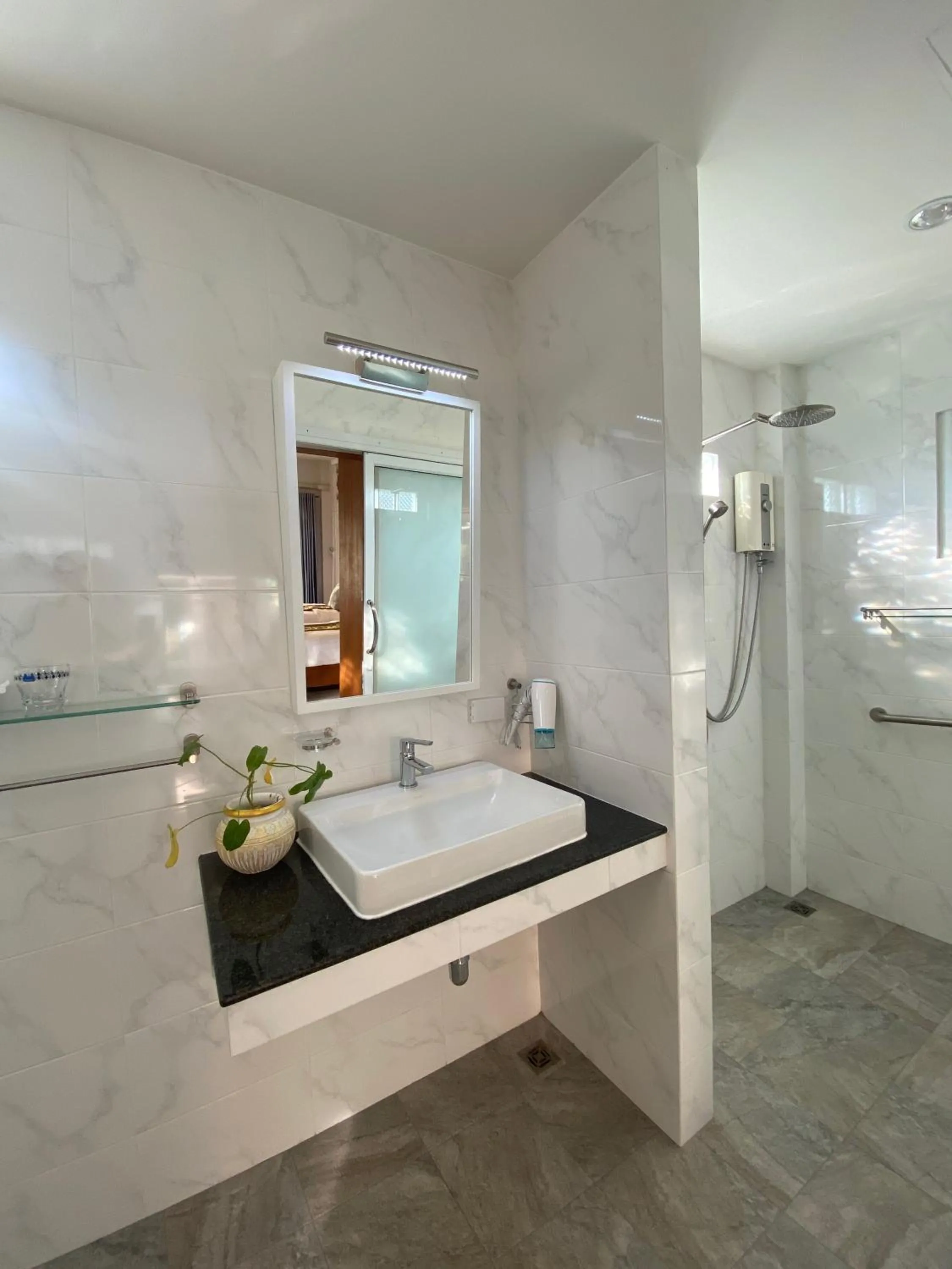 Bathroom in Chang Noi Hua Hin Pranburi fully accessible barrierefrei resort