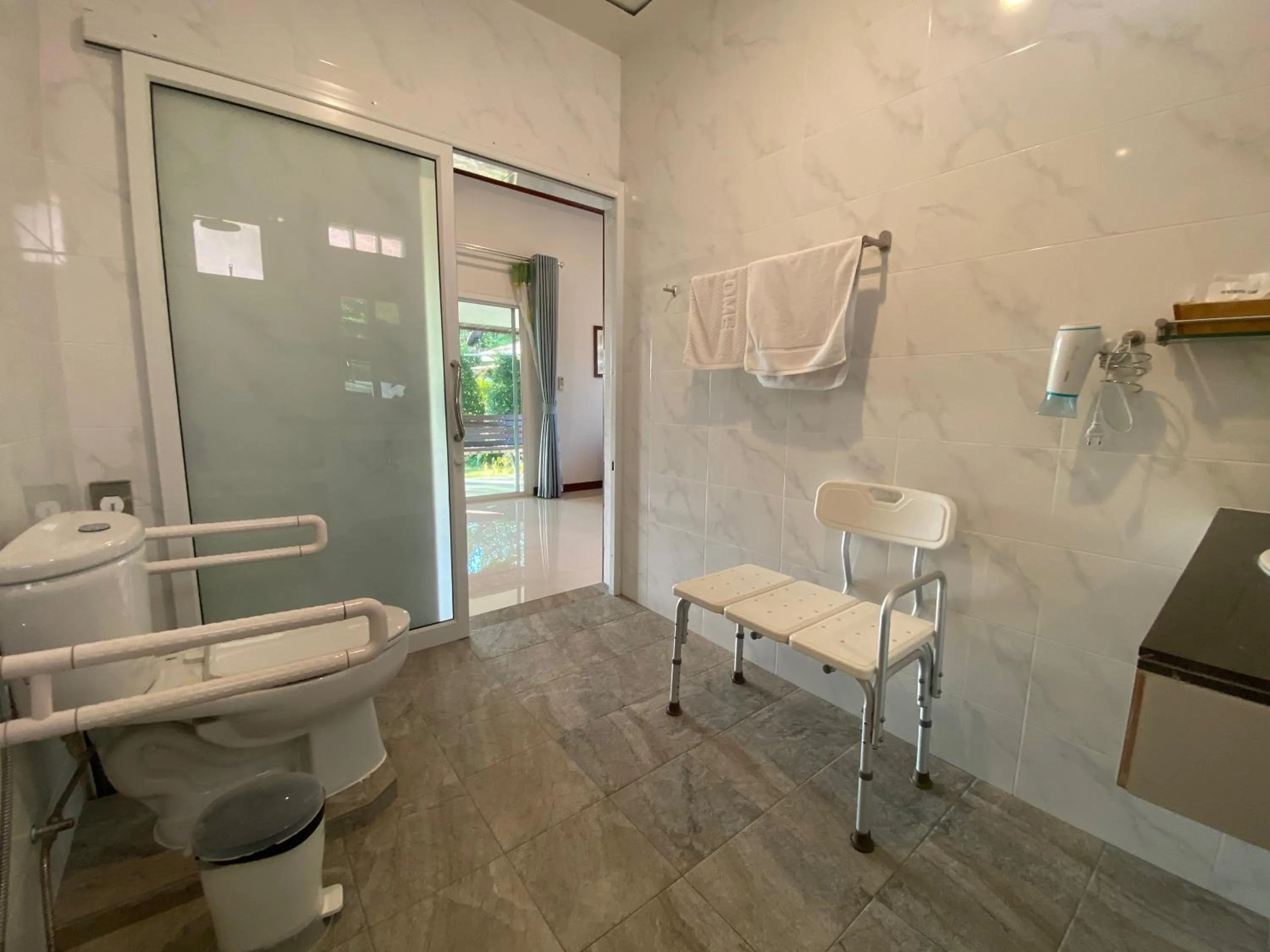 Bathroom in Chang Noi Hua Hin Pranburi fully accessible barrierefrei resort