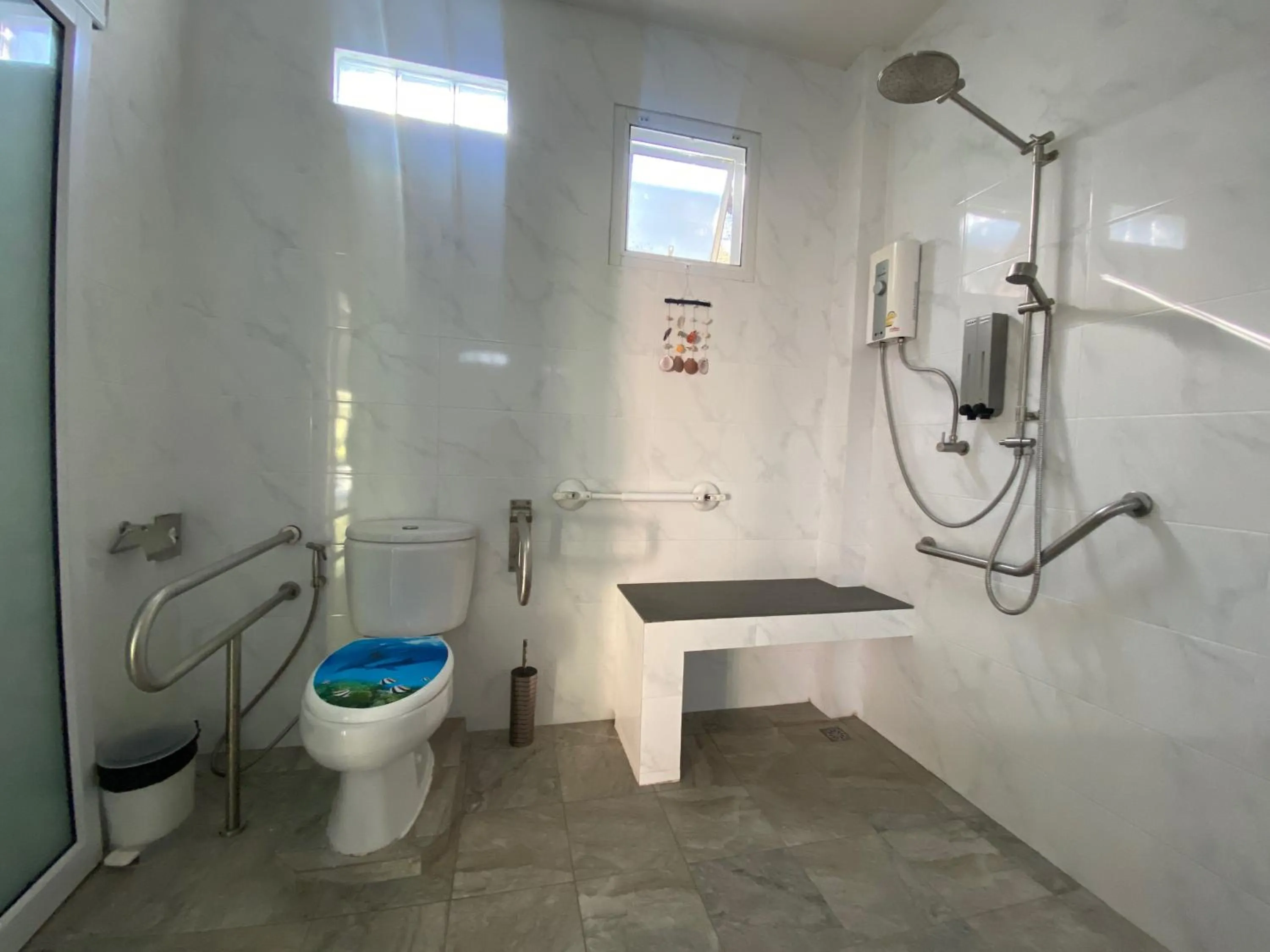 Shower in Chang Noi Hua Hin Pranburi fully accessible barrierefrei resort