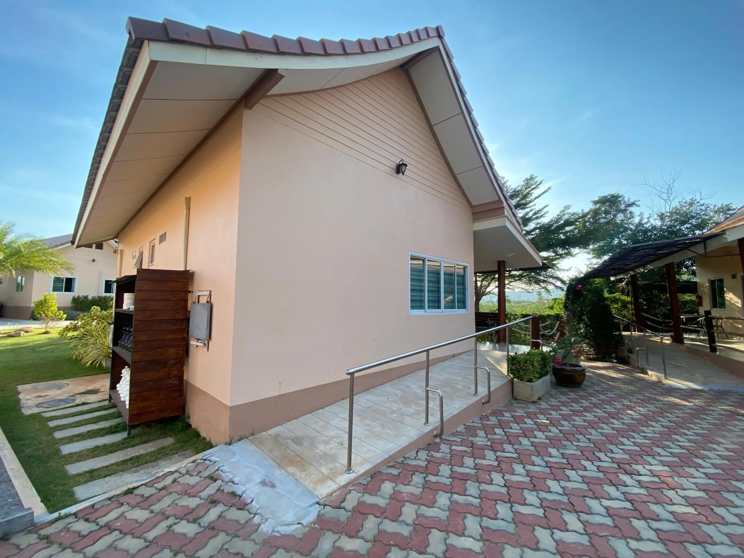 Property building in Chang Noi Hua Hin Pranburi fully accessible barrierefrei resort