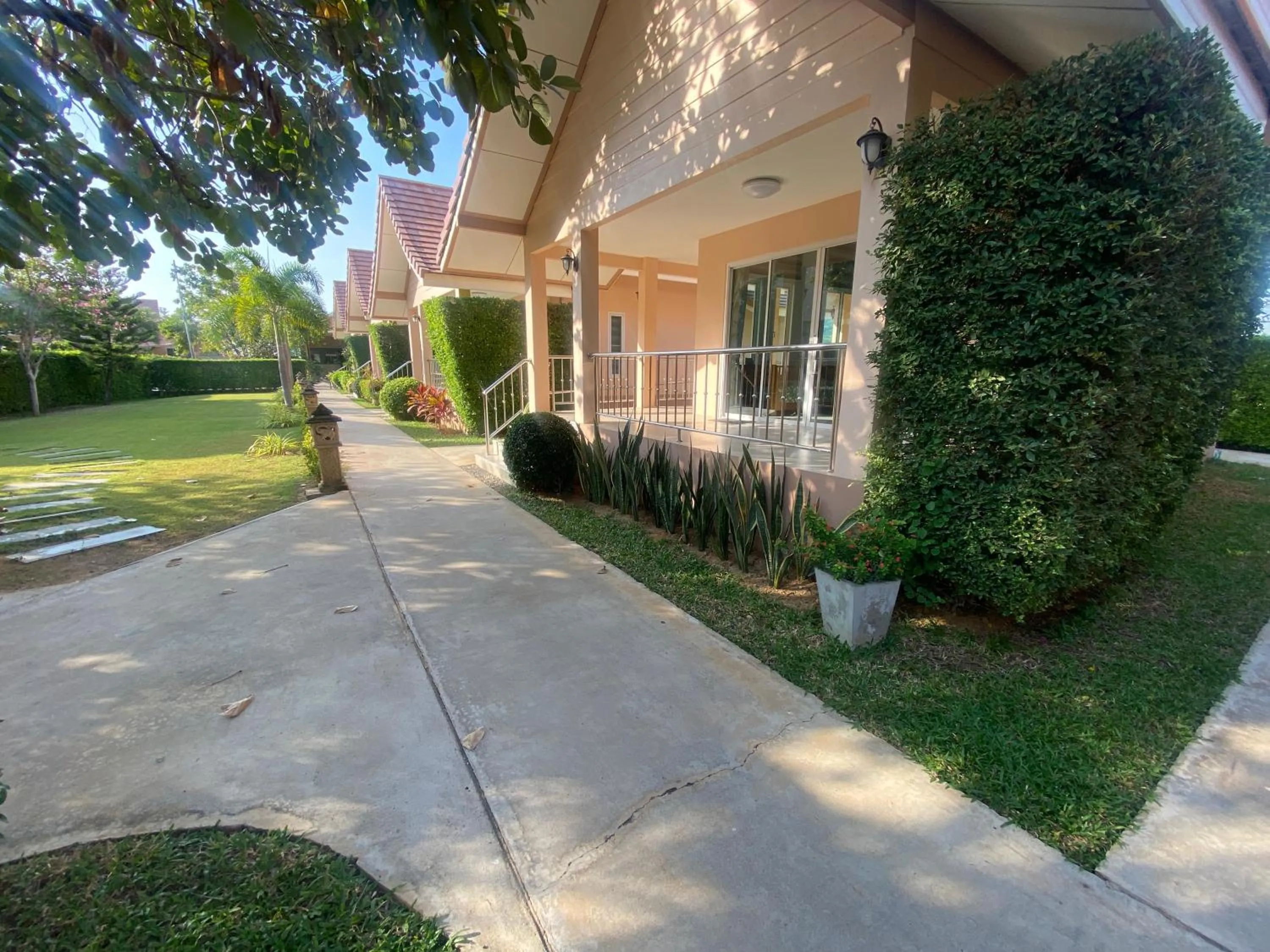 Property building in Chang Noi Hua Hin Pranburi fully accessible barrierefrei resort