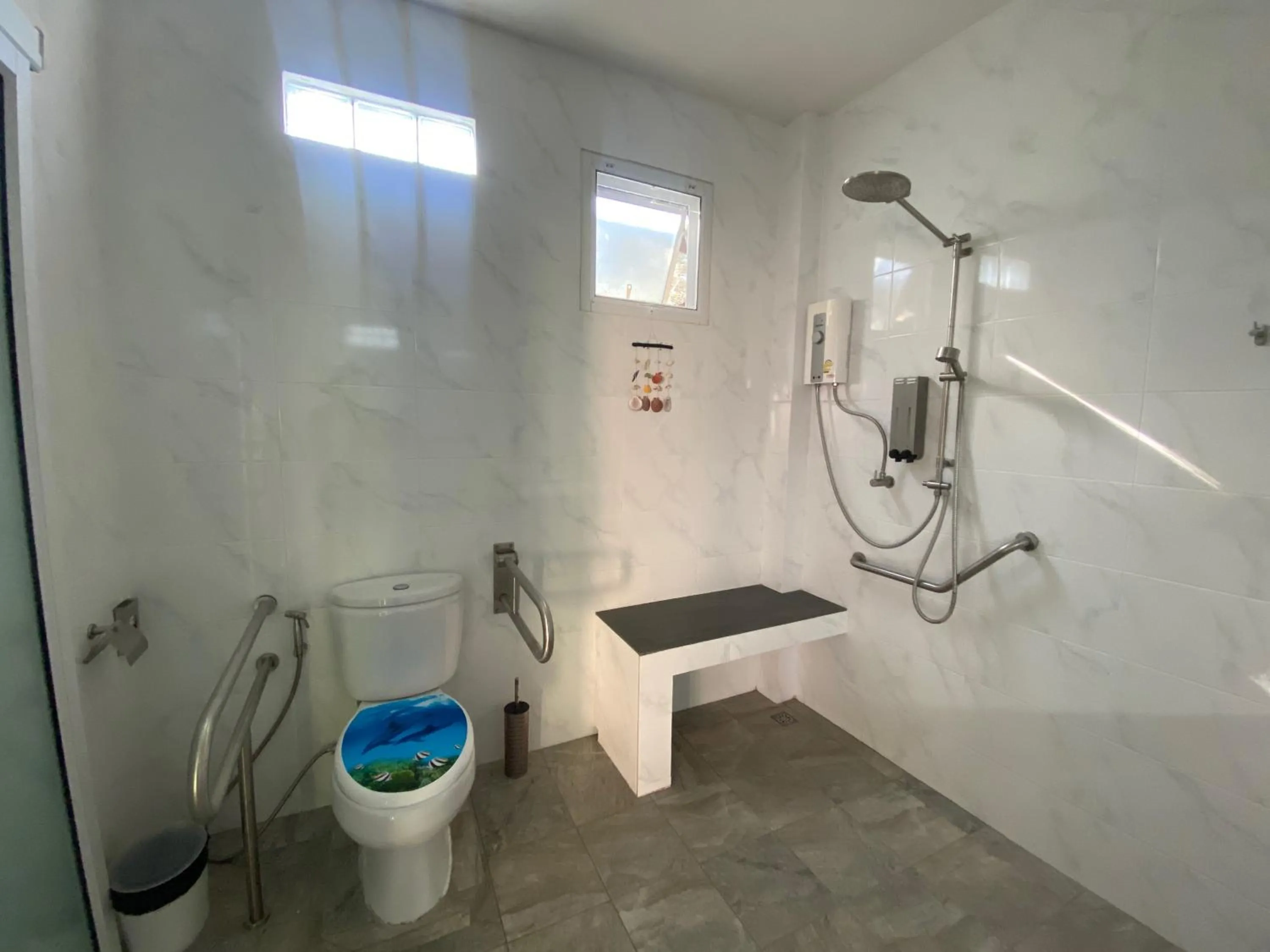 Shower in Chang Noi Hua Hin Pranburi fully accessible barrierefrei resort