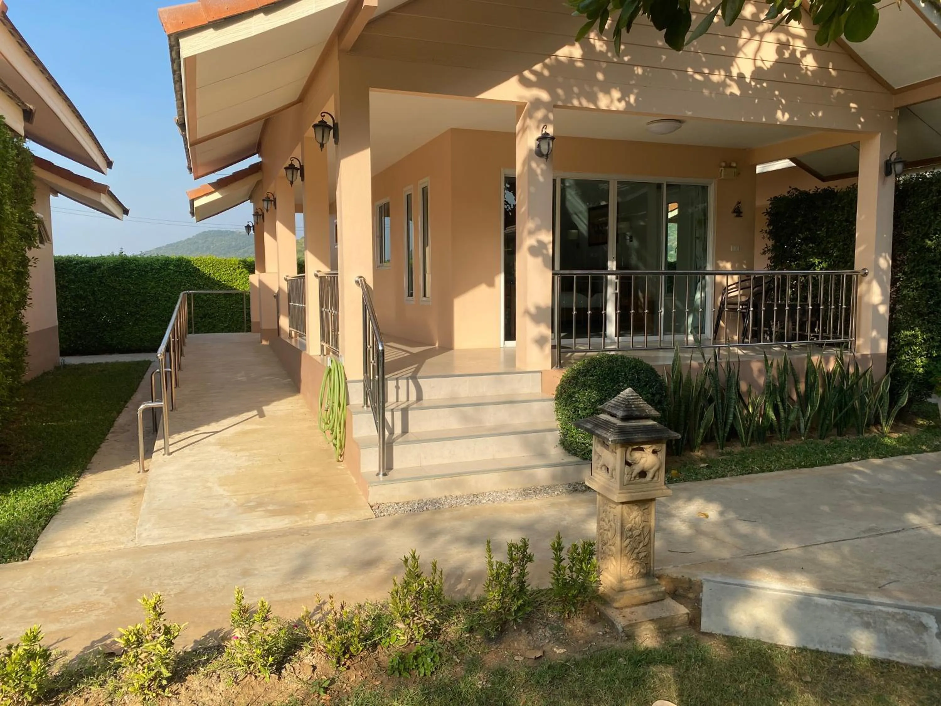 Property building in Chang Noi Hua Hin Pranburi fully accessible barrierefrei resort