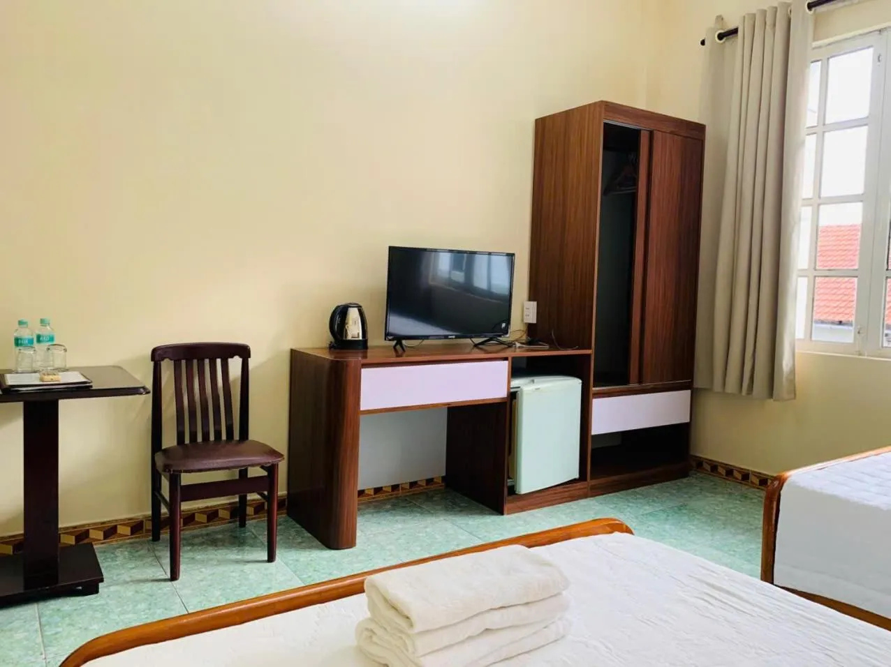 Seating area, Bed in Hoang Yen Hotel