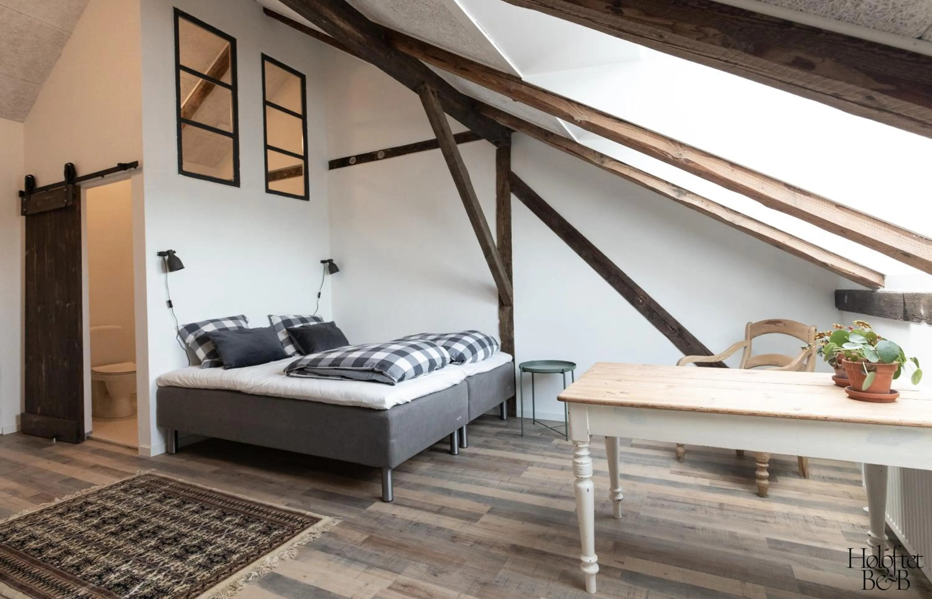 Photo of the whole room, Bed in Høloftet bb