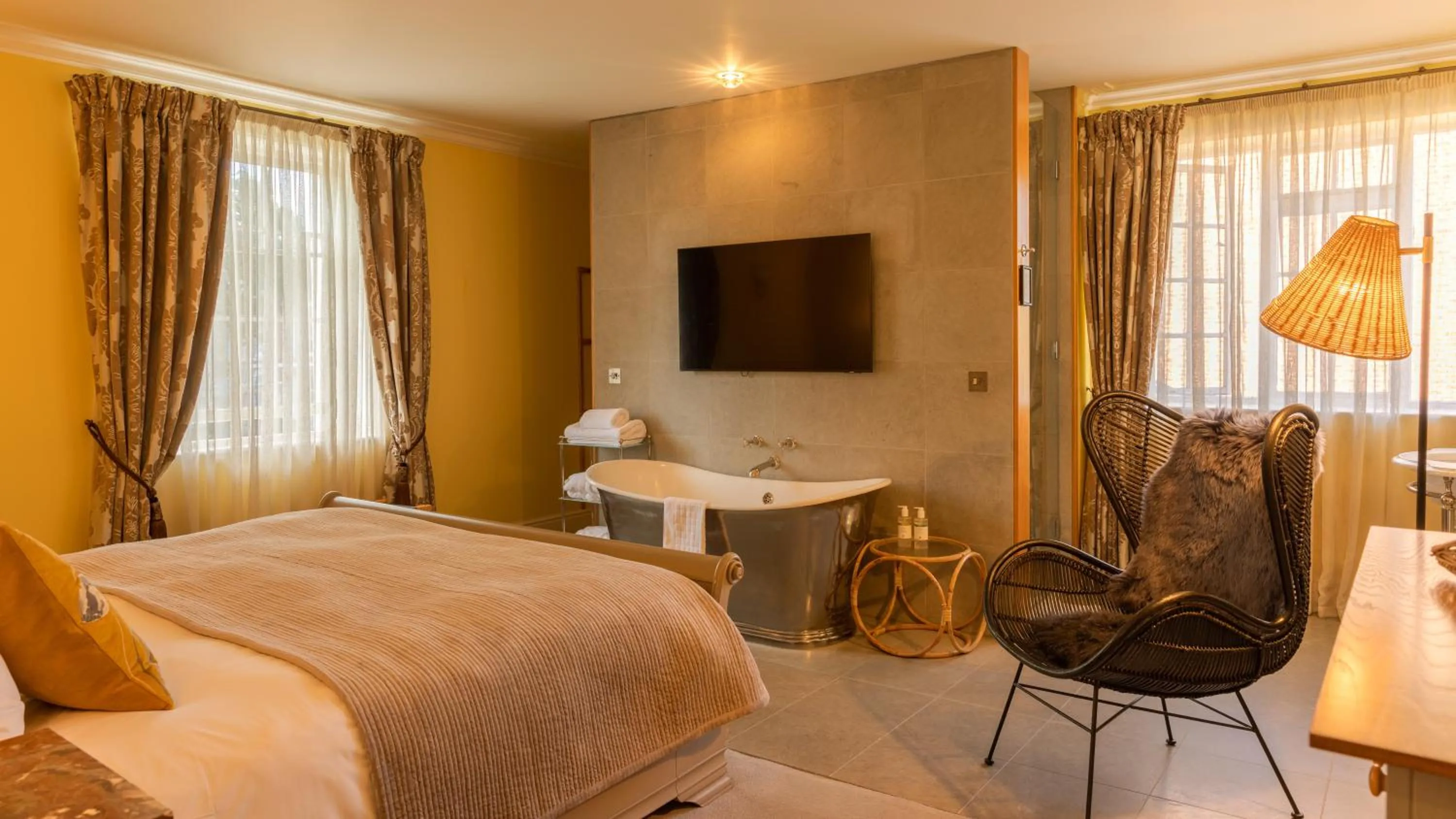 Bathroom, Bed in Southernhay House Hotel