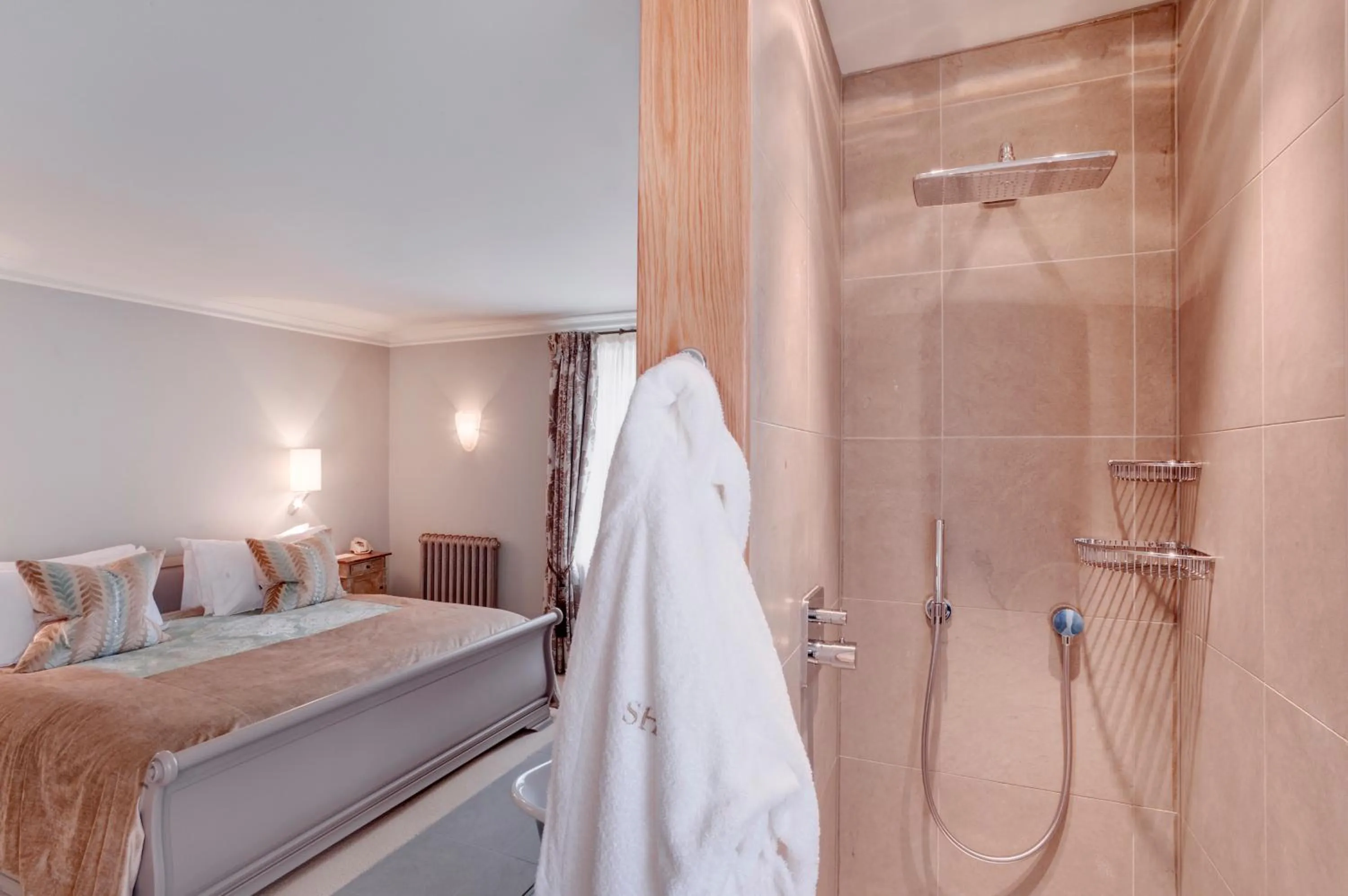 Shower, Bed in Southernhay House Hotel