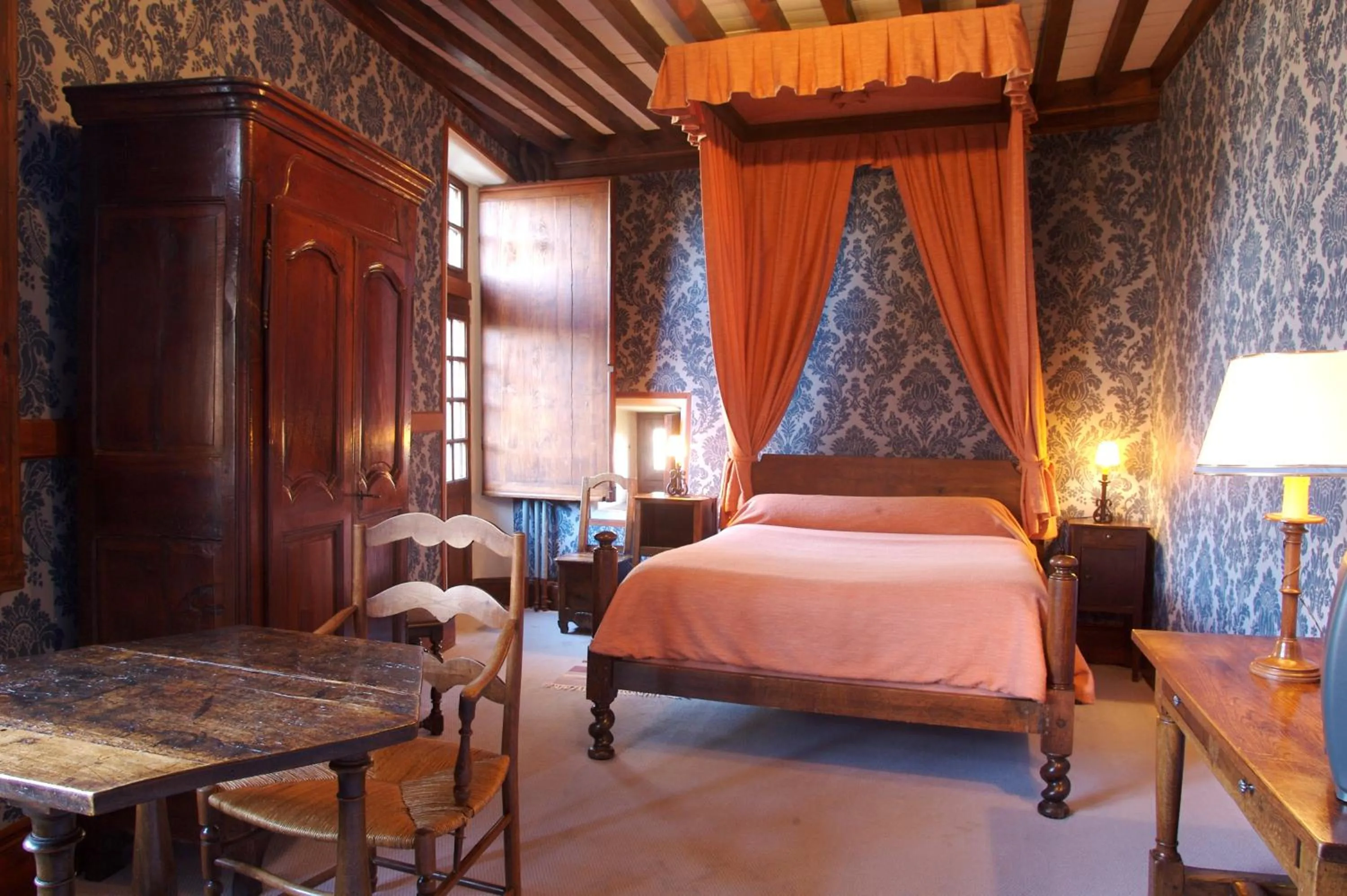 Photo of the whole room, Bed in Hostellerie du Vieux Pérouges