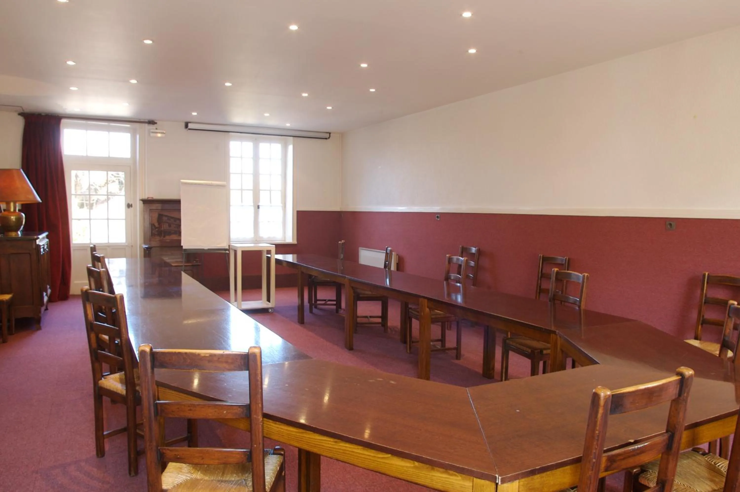 Communal lounge/ TV room in Hostellerie du Vieux Pérouges