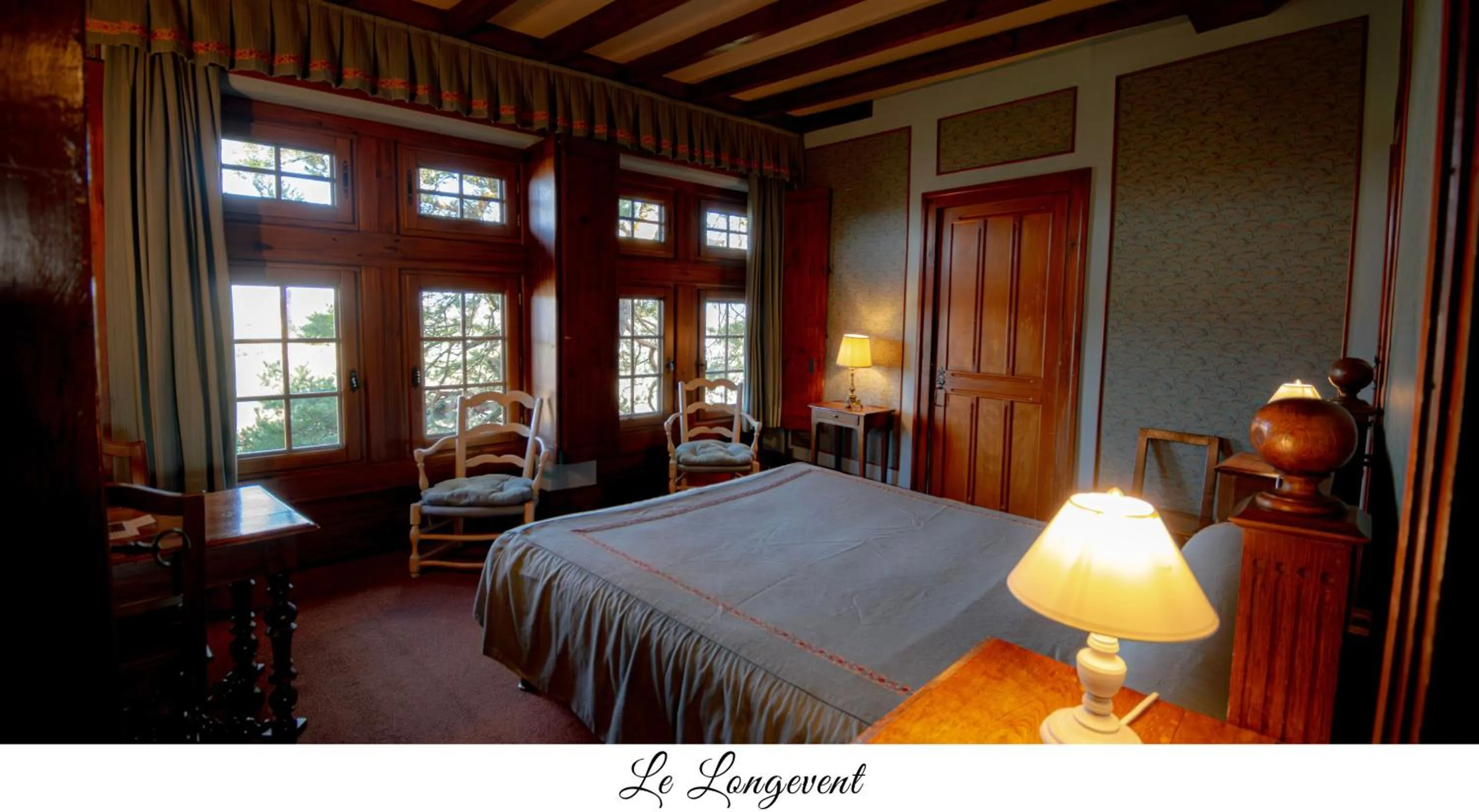 Bed in Hostellerie du Vieux Pérouges