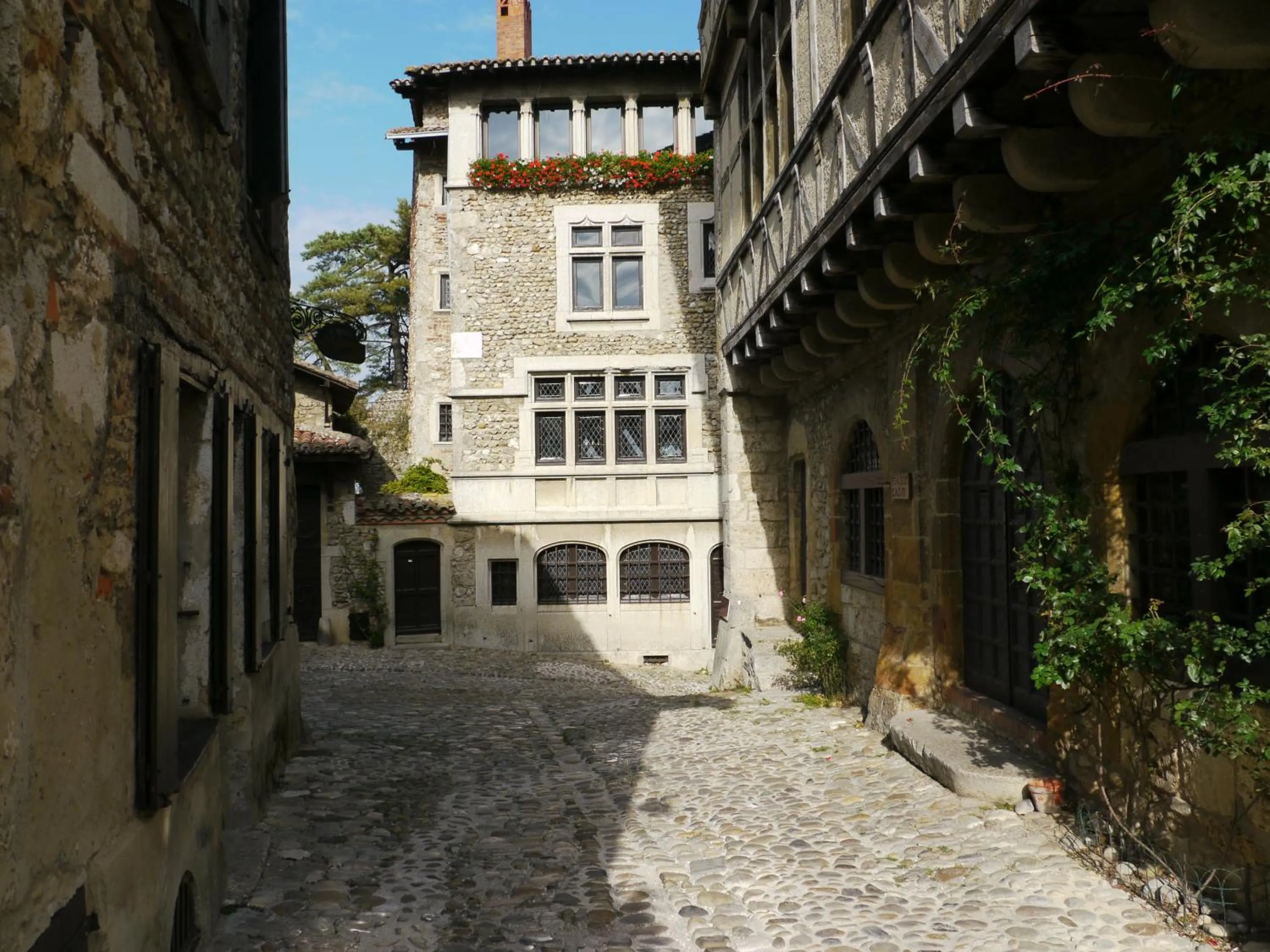 Facade/entrance in Hostellerie du Vieux Pérouges