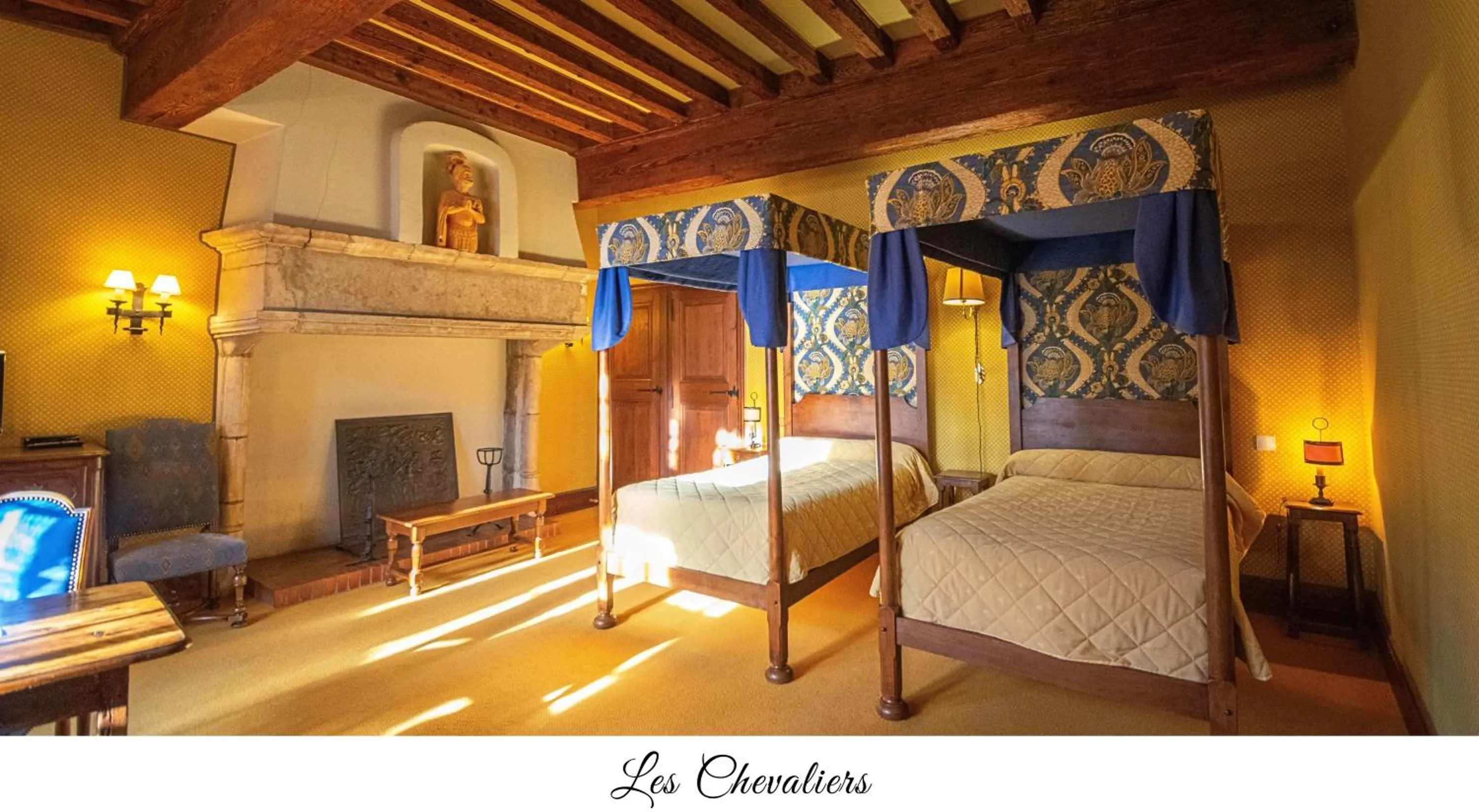 Bed in Hostellerie du Vieux Pérouges