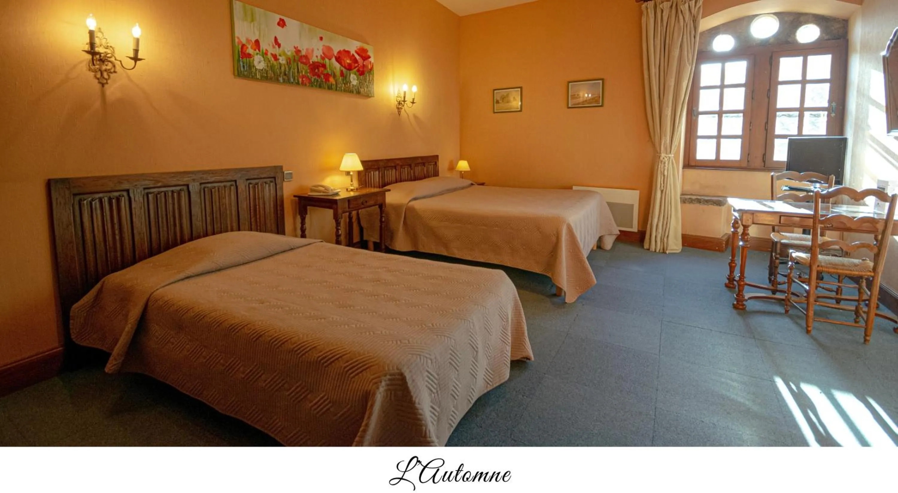 Bed in Hostellerie du Vieux Pérouges